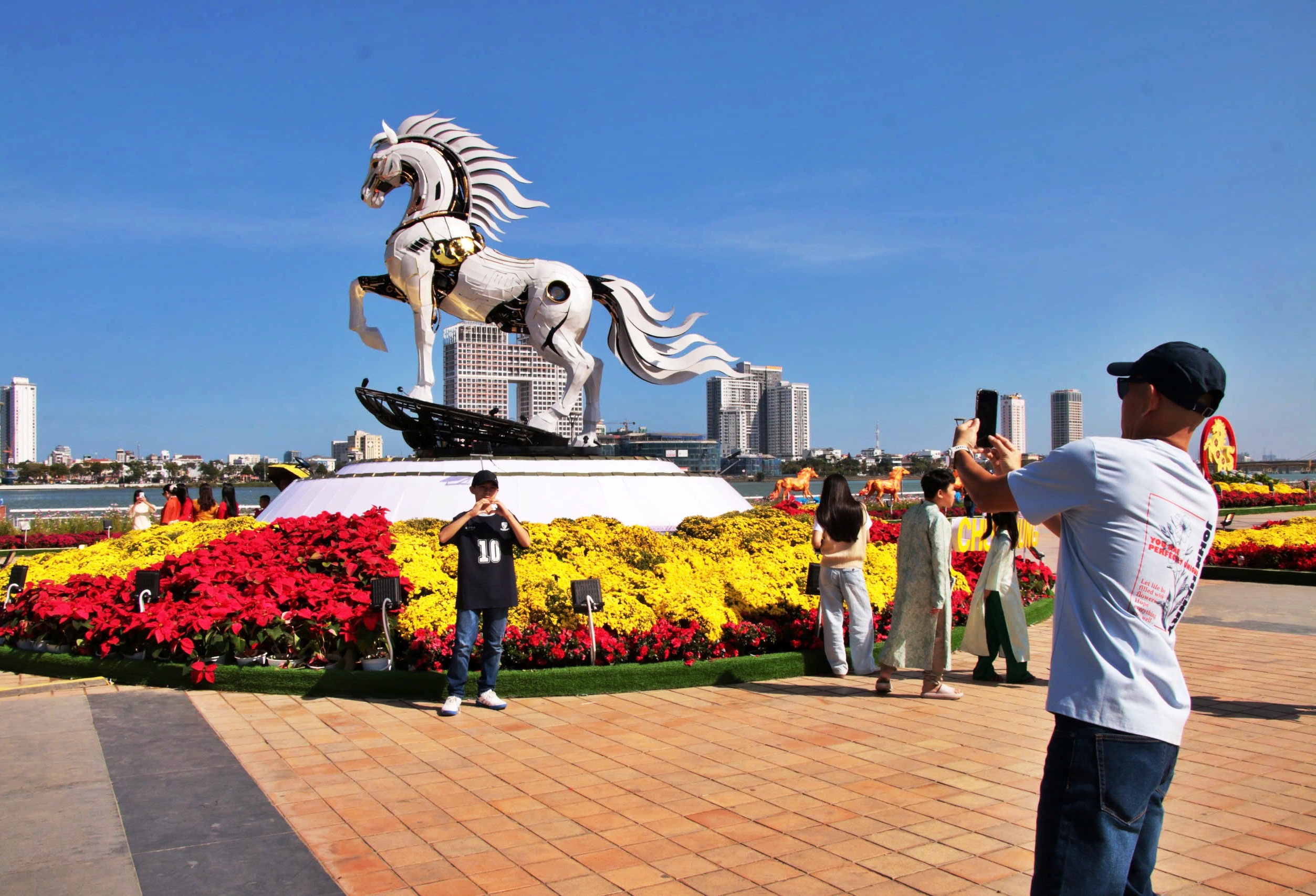 Dòng người rần rần đổ về chech-in cùng siêu phẩm Kim Mã 4.0 bên sông Hàn- Ảnh 6. Dòng người rần rần đổ về chech-in cùng siêu phẩm Kim Mã 4.0 bên sông Hàn- Ảnh 6.