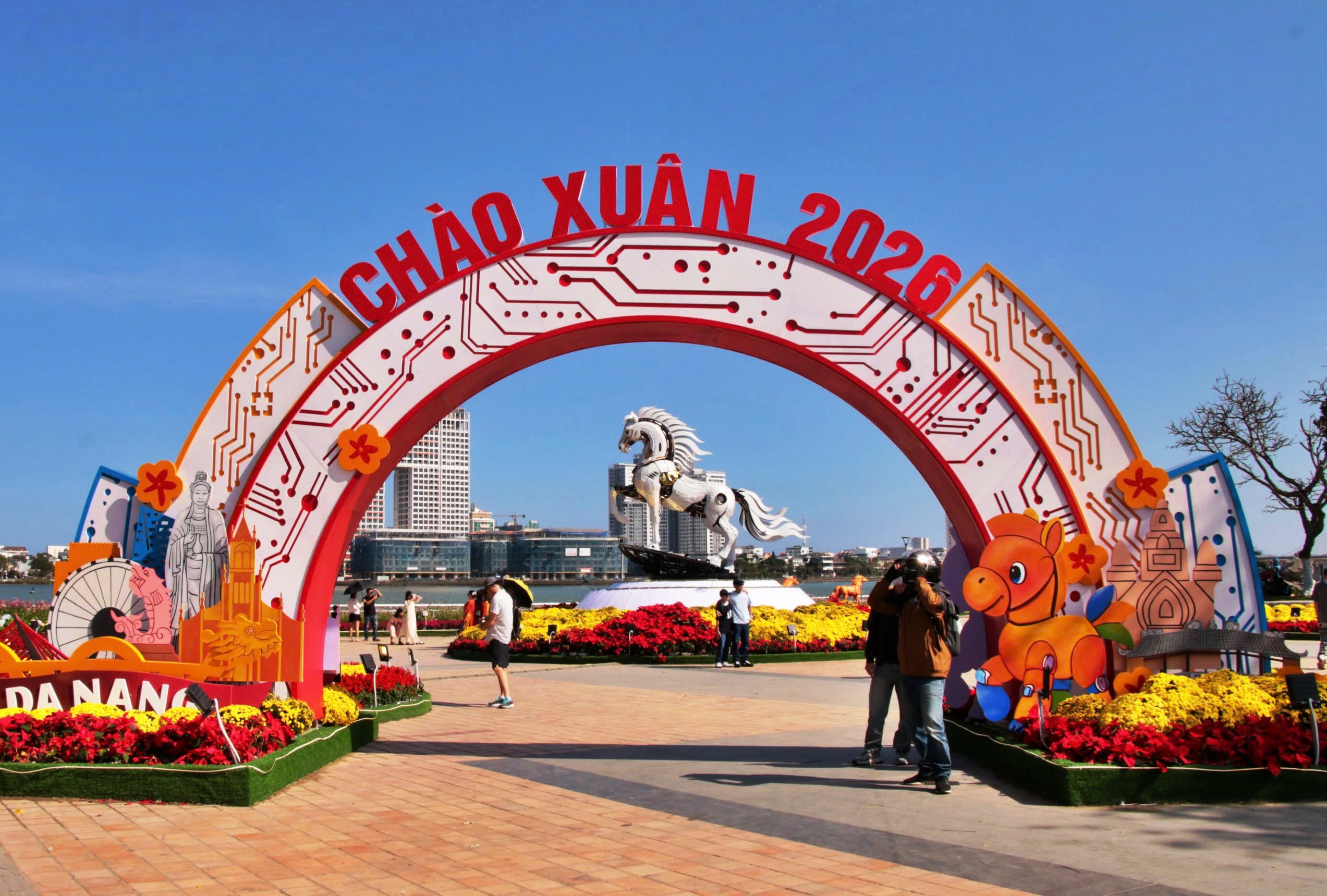 Dòng người rần rần đổ về chech-in cùng siêu phẩm Kim Mã 4.0 bên sông Hàn- Ảnh 9. Dòng người rần rần đổ về chech-in cùng siêu phẩm Kim Mã 4.0 bên sông Hàn- Ảnh 9.