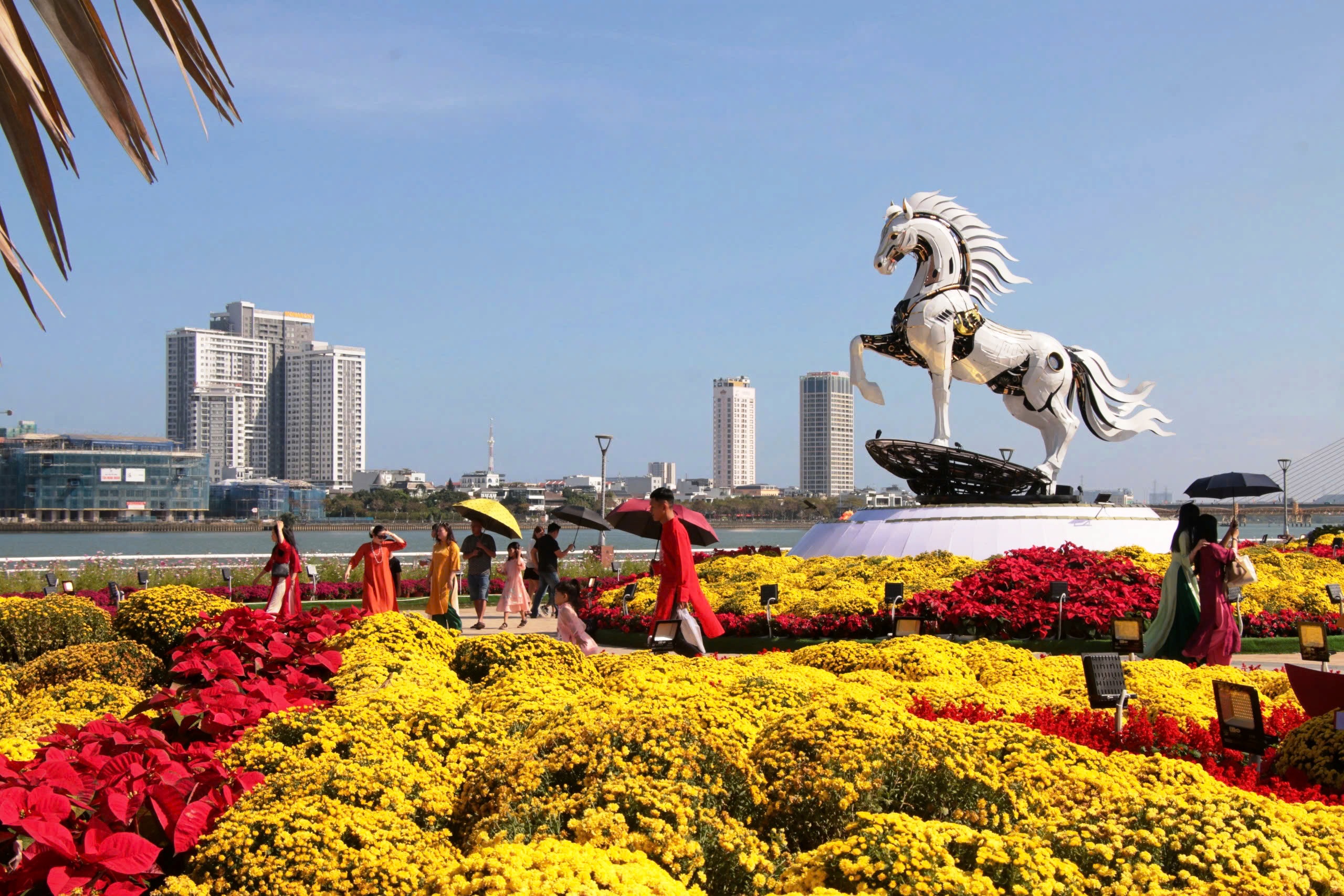 Dòng người rần rần đổ về chech-in cùng siêu phẩm Kim Mã 4.0 bên sông Hàn- Ảnh 4. Dòng người rần rần đổ về chech-in cùng siêu phẩm Kim Mã 4.0 bên sông Hàn- Ảnh 4.