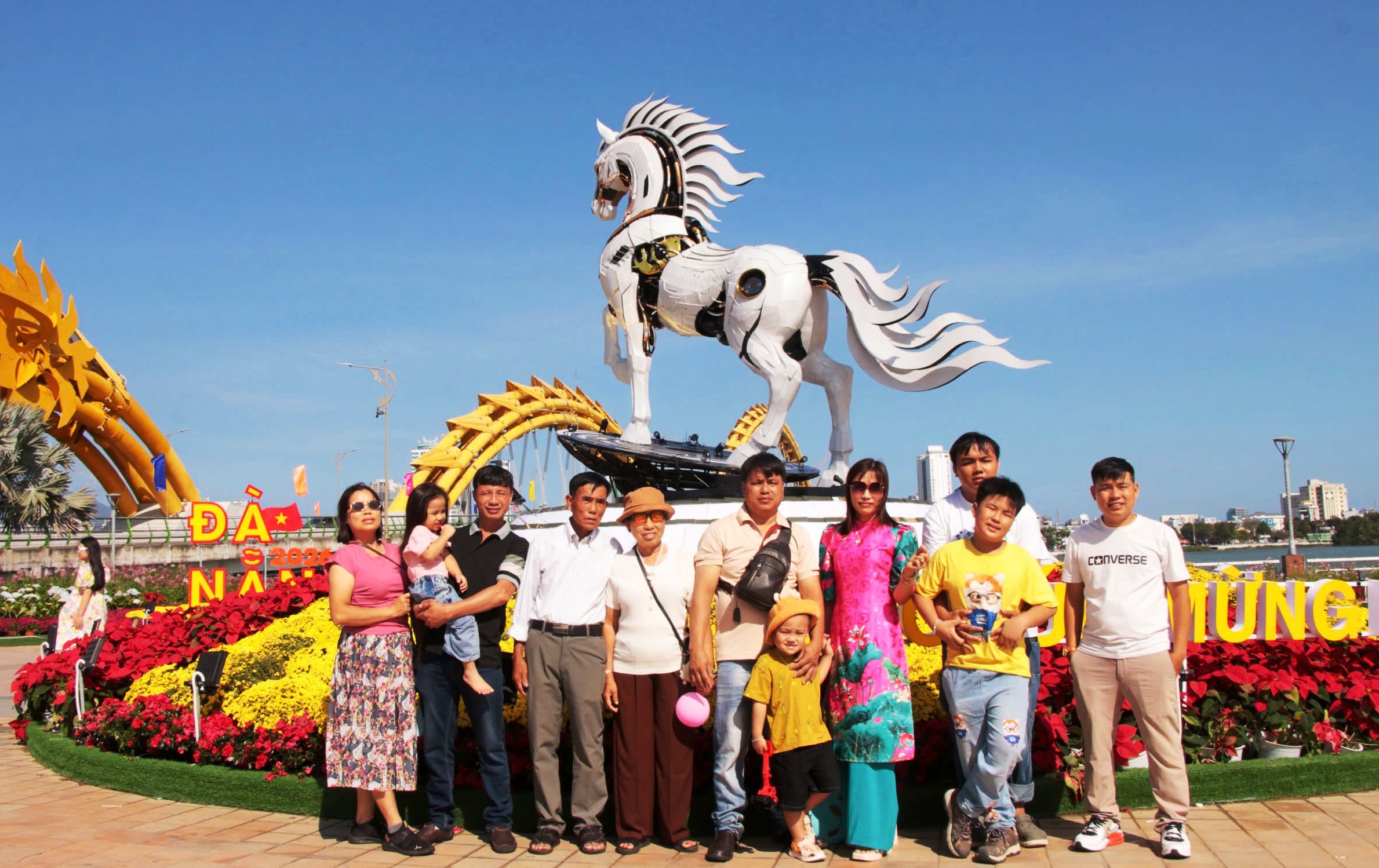 Dòng người rần rần đổ về chech-in cùng siêu phẩm Kim Mã 4.0 bên sông Hàn- Ảnh 13. Dòng người rần rần đổ về chech-in cùng siêu phẩm Kim Mã 4.0 bên sông Hàn- Ảnh 13.