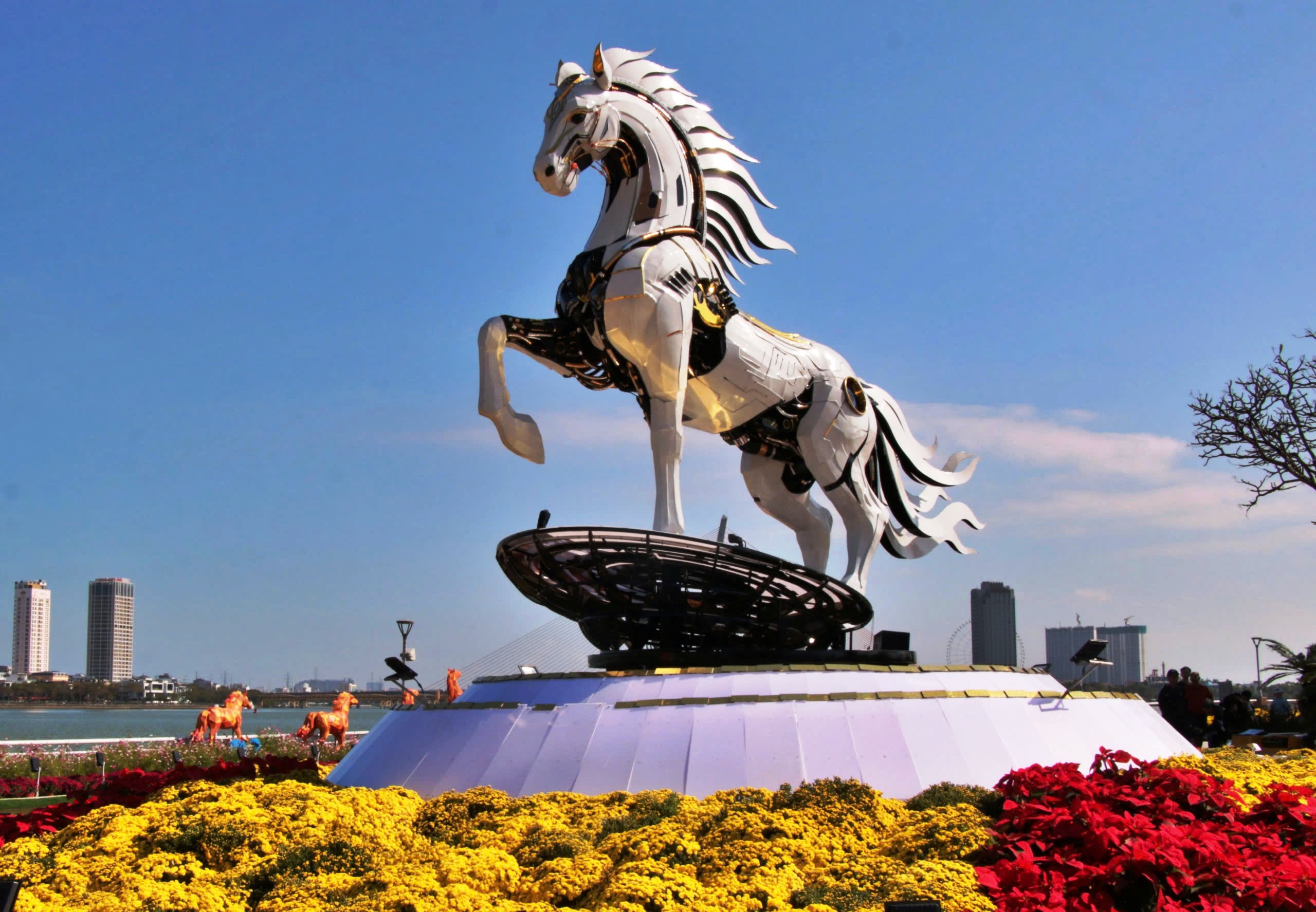 Dòng người rần rần đổ về chech-in cùng siêu phẩm Kim Mã 4.0 bên sông Hàn- Ảnh 11. Dòng người rần rần đổ về chech-in cùng siêu phẩm Kim Mã 4.0 bên sông Hàn- Ảnh 11.