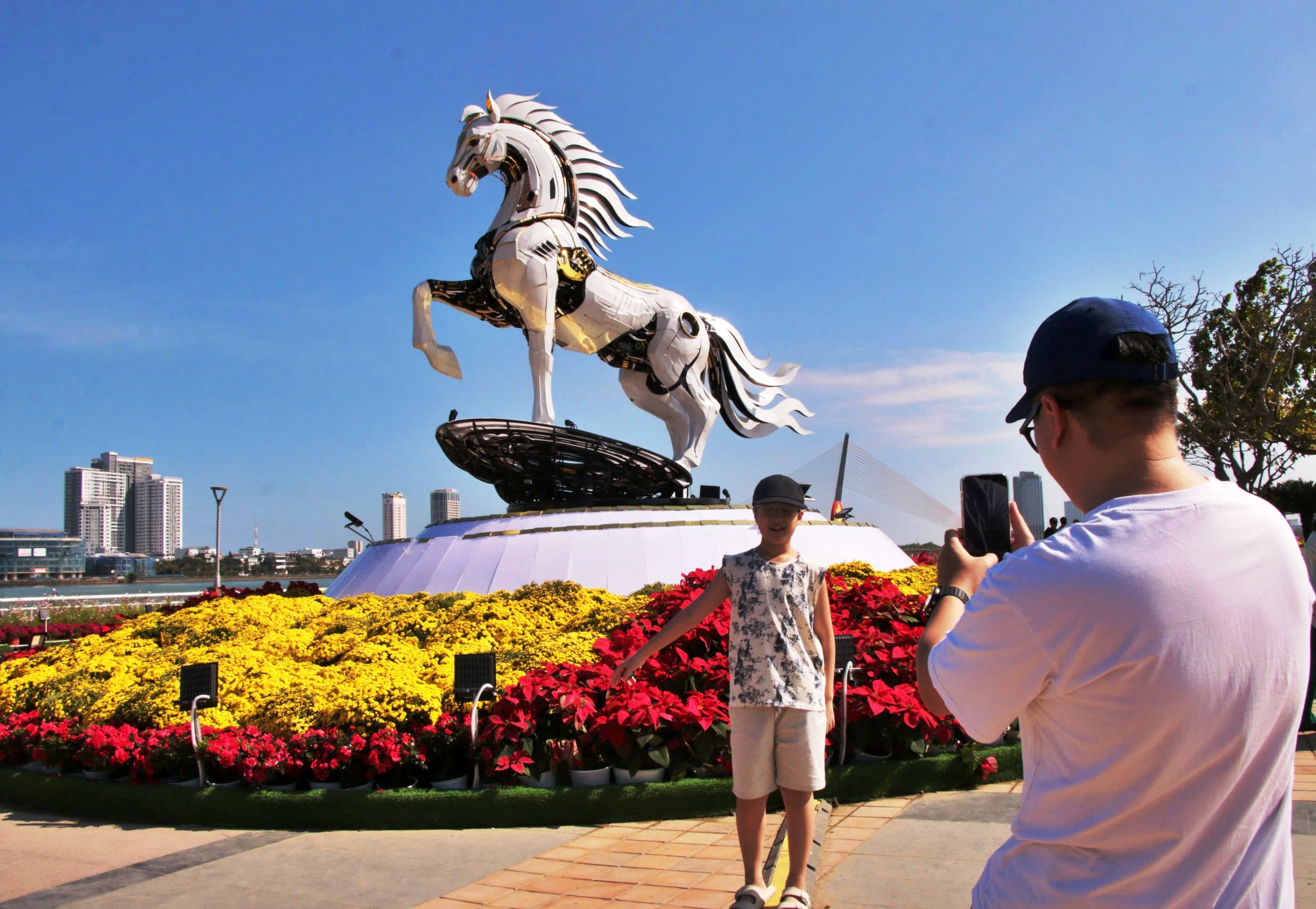 Dòng người rần rần đổ về chech-in cùng siêu phẩm Kim Mã 4.0 bên sông Hàn- Ảnh 12. Dòng người rần rần đổ về chech-in cùng siêu phẩm Kim Mã 4.0 bên sông Hàn- Ảnh 12.