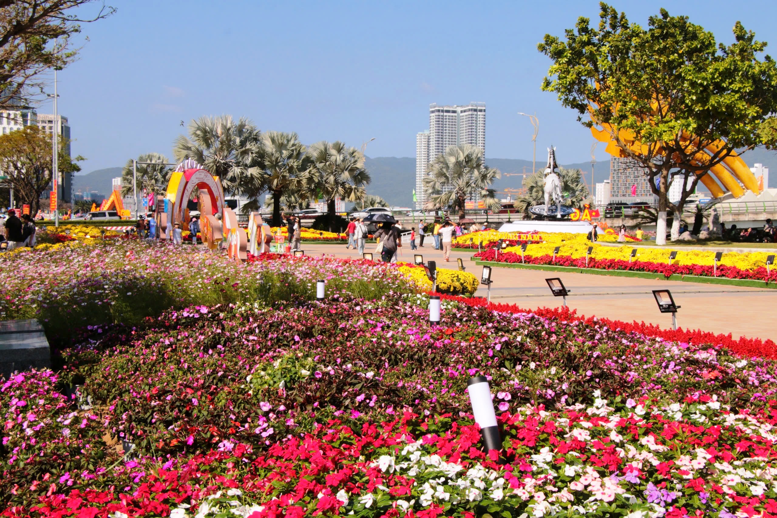 Dòng người rần rần đổ về chech-in cùng siêu phẩm Kim Mã 4.0 bên sông Hàn- Ảnh 2. Dòng người rần rần đổ về chech-in cùng siêu phẩm Kim Mã 4.0 bên sông Hàn- Ảnh 2.