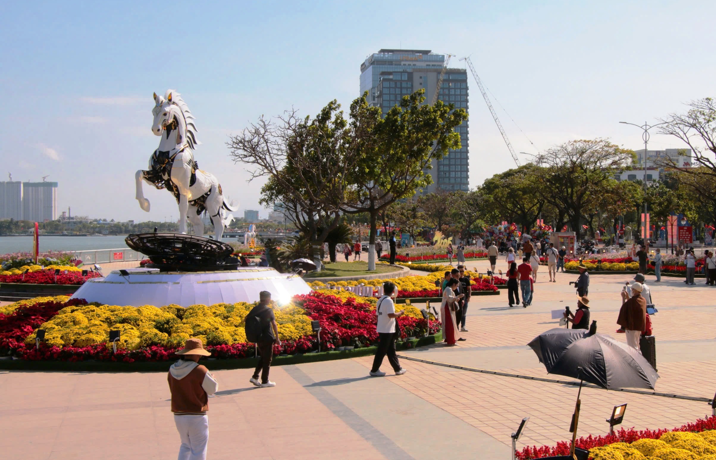 Dòng người rần rần đổ về chech-in cùng siêu phẩm Kim Mã 4.0 bên sông Hàn- Ảnh 7. Dòng người rần rần đổ về chech-in cùng siêu phẩm Kim Mã 4.0 bên sông Hàn- Ảnh 7.