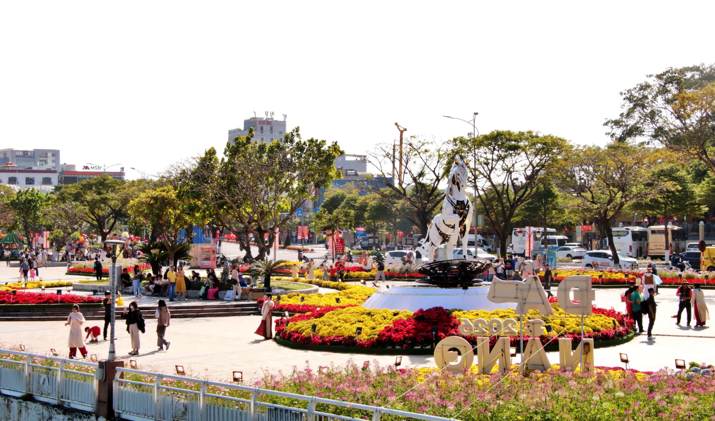 Dòng người rần rần đổ về chech-in cùng siêu phẩm Kim Mã 4.0 bên sông Hàn- Ảnh 5. Dòng người rần rần đổ về chech-in cùng siêu phẩm Kim Mã 4.0 bên sông Hàn- Ảnh 5.