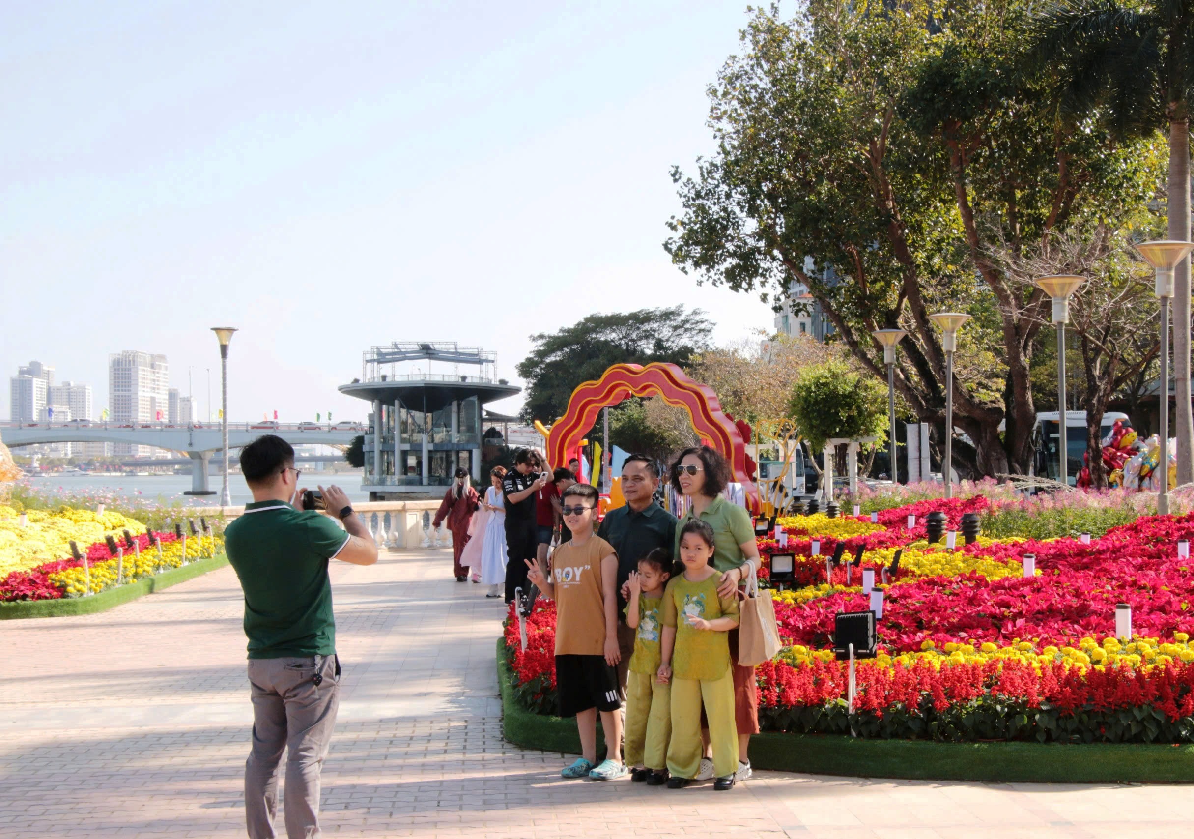 Dòng người rần rần đổ về chech-in cùng siêu phẩm Kim Mã 4.0 bên sông Hàn- Ảnh 8. Dòng người rần rần đổ về chech-in cùng siêu phẩm Kim Mã 4.0 bên sông Hàn- Ảnh 8.