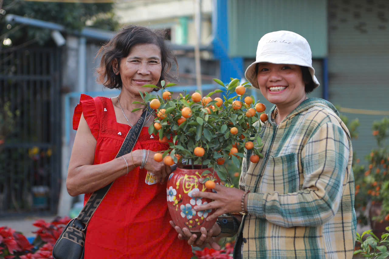 Chị Yến tặng 500 chậu hoa tết cho người khó khăn nhân dịp tết yêu thương 2026 - Ảnh 1. Chị Yến tặng 500 chậu hoa tết cho người khó khăn nhân dịp tết yêu thương 2026 - Ảnh 1.