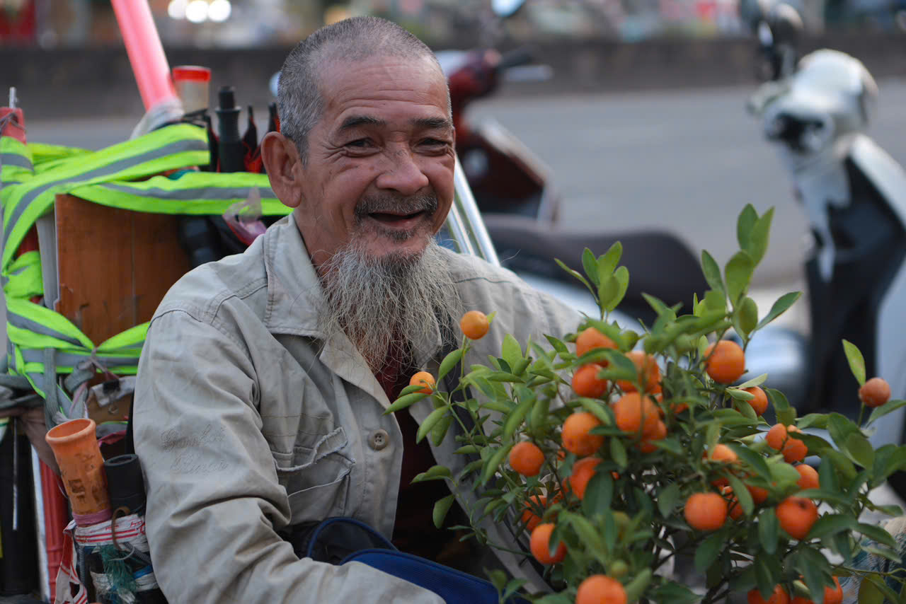 Chị Yến tặng 500 chậu hoa tết cho người khó khăn nhân dịp tết yêu thương 2026 - Ảnh 4. Chị Yến tặng 500 chậu hoa tết cho người khó khăn nhân dịp tết yêu thương 2026 - Ảnh 4.