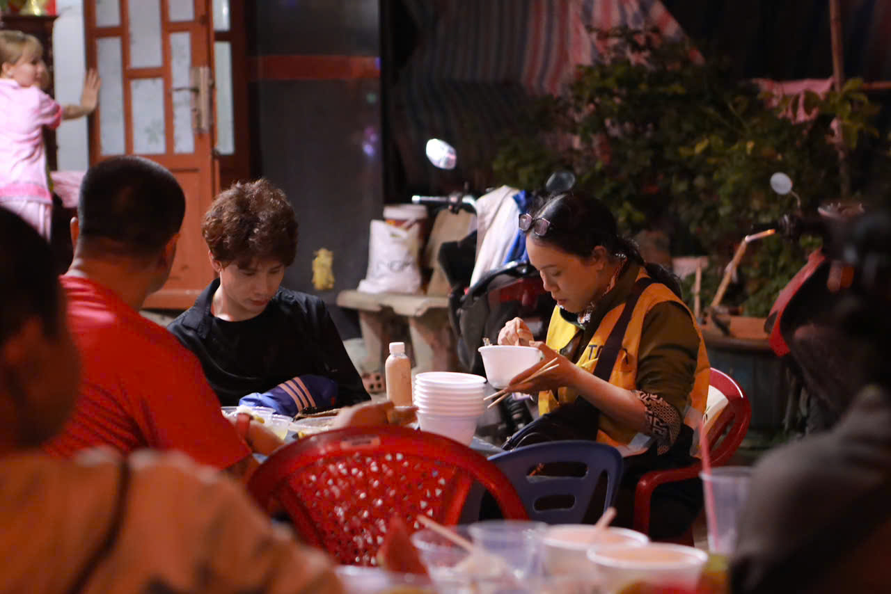 Cơm đo&agrave;n vi&ecirc;n 0 đồng ở TP.HCM đ&ecirc;m giao thừa, sẻ chia nghĩa t&igrave;nh c&ograve;n m&atilde;i
- Ảnh 6.