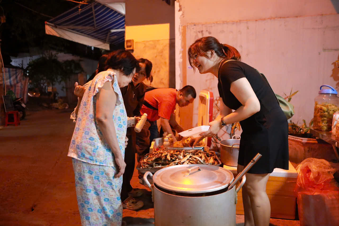 Cơm đo&agrave;n vi&ecirc;n 0 đồng ở TP.HCM đ&ecirc;m giao thừa, sẻ chia nghĩa t&igrave;nh c&ograve;n m&atilde;i
- Ảnh 2.