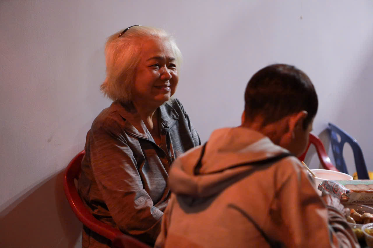 Cơm đo&agrave;n vi&ecirc;n 0 đồng ở TP.HCM đ&ecirc;m giao thừa, sẻ chia nghĩa t&igrave;nh c&ograve;n m&atilde;i
- Ảnh 7.