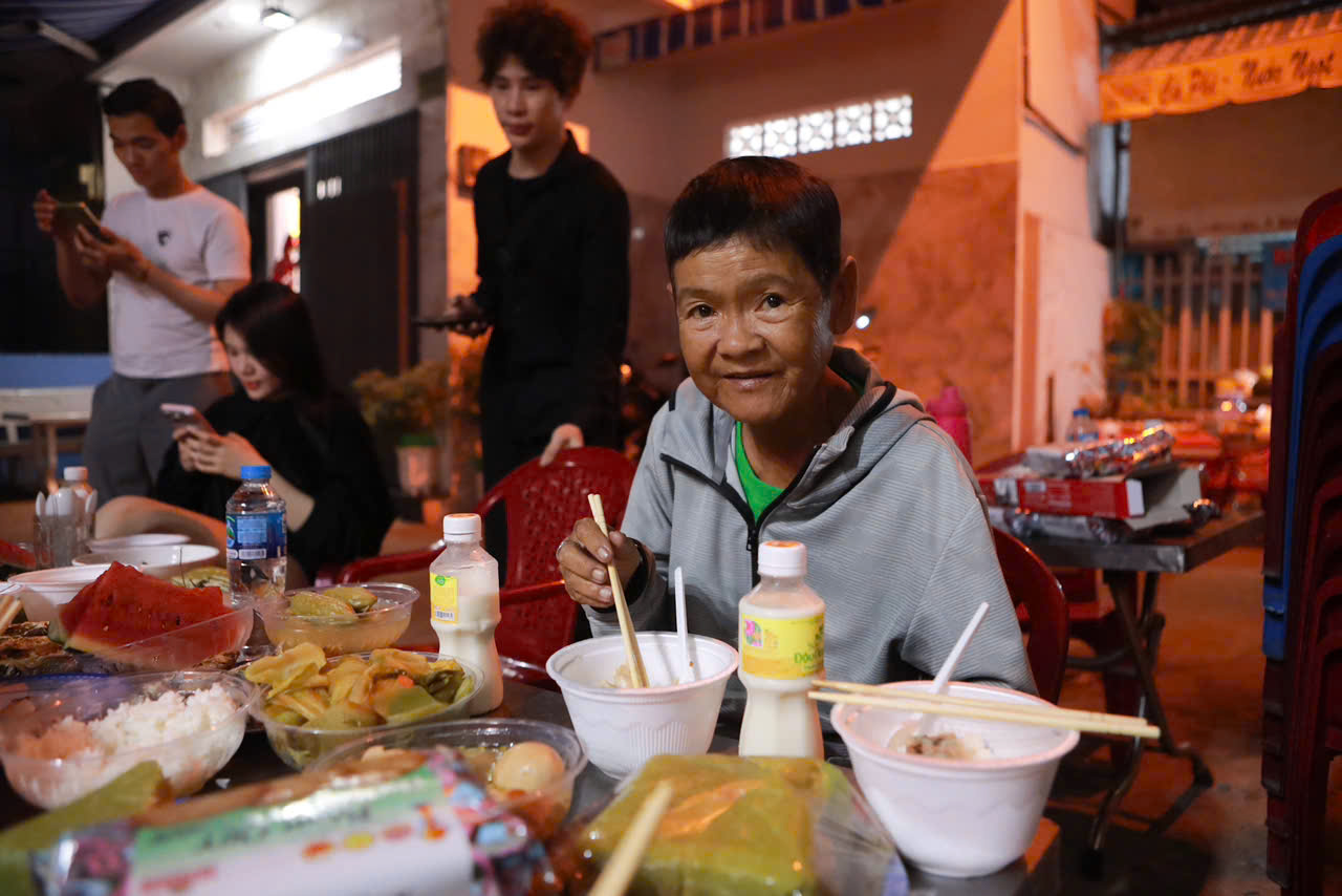 Cơm đo&agrave;n vi&ecirc;n 0 đồng ở TP.HCM đ&ecirc;m giao thừa, sẻ chia nghĩa t&igrave;nh c&ograve;n m&atilde;i
- Ảnh 4.
