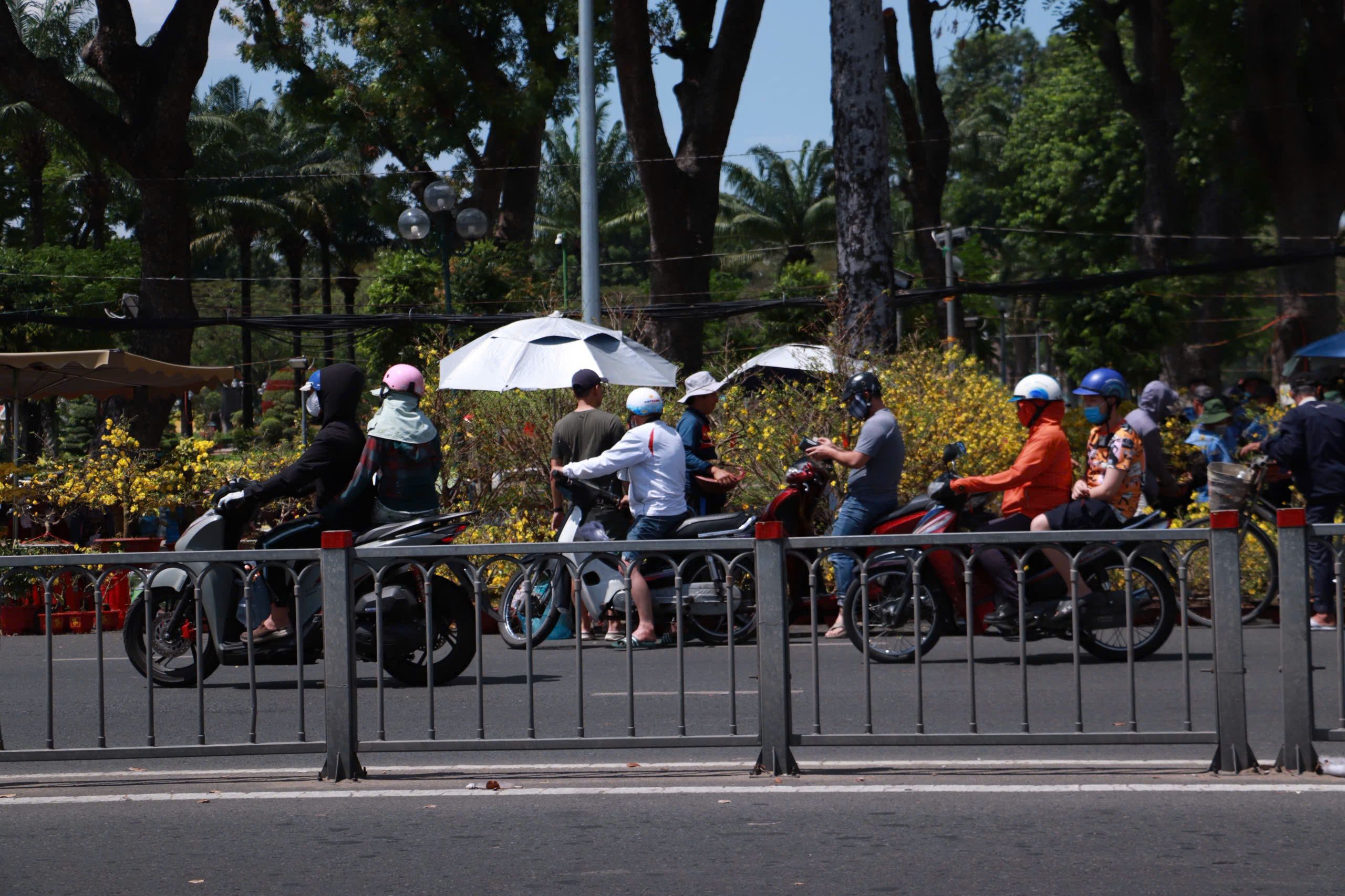 Chiều muộn 29 tết, chợ hoa Gia Định xả lỗ: Nhiều khách vẫn chê giá cao- Ảnh 1. Chiều muộn 29 tết, chợ hoa Gia Định xả lỗ: Nhiều khách vẫn chê giá cao- Ảnh 1.