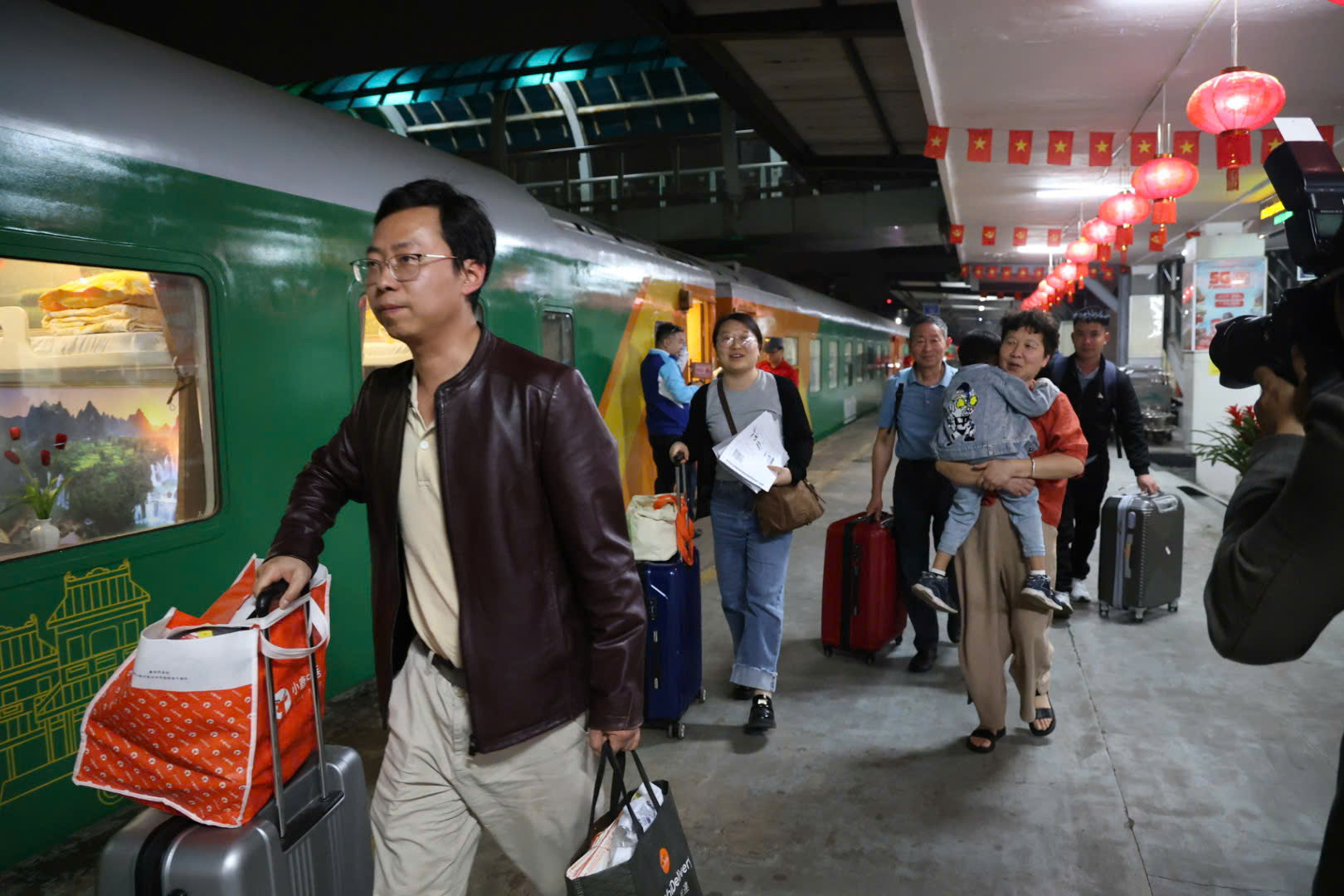 Chuyến tàu cuối cùng năm Ất Tỵ rời thủ đô - Ảnh 6.