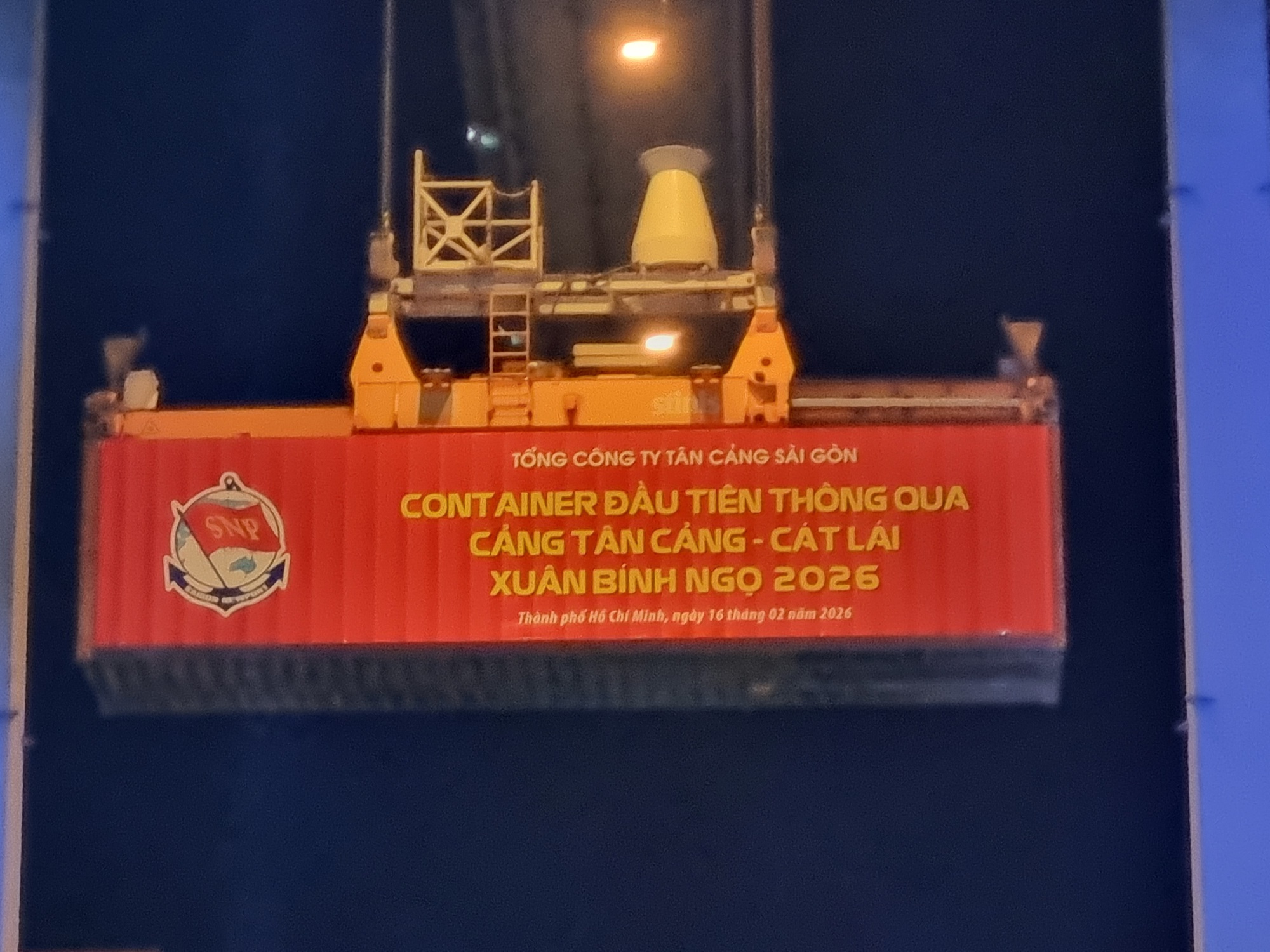 Đêm giao thừa, Binh đoàn 20 phát lệnh làm hàng đầu xuân Bính Ngọ tại cảng Tân Cảng Cát Lái- Ảnh 1.