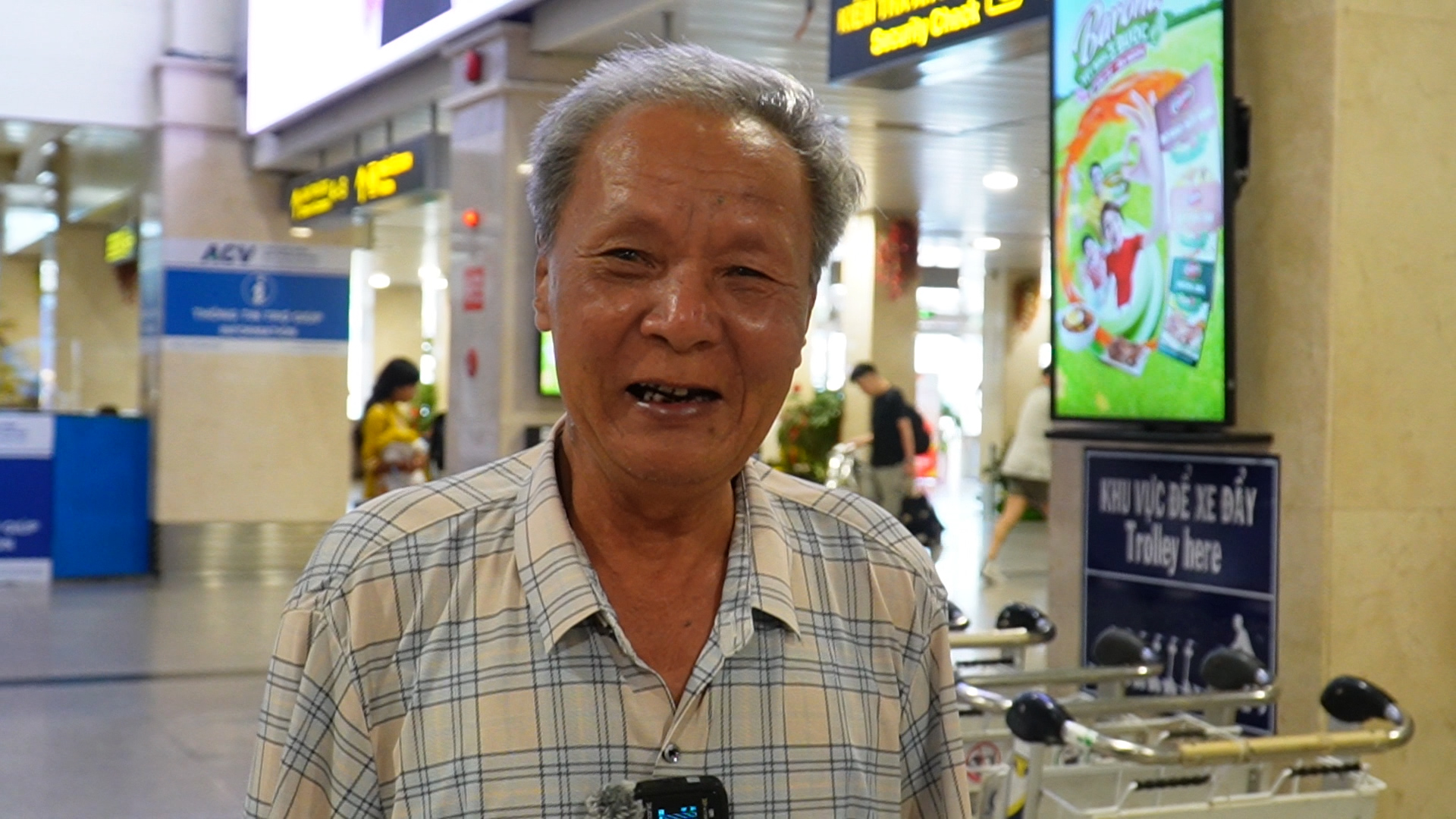 Tân Sơn Nhất bớt đông đúc ngày 29 tết: Chờ chuyến bay cuối về nhà đoàn viên - Ảnh 2. Tân Sơn Nhất bớt đông đúc ngày 29 tết: Chờ chuyến bay cuối về nhà đoàn viên - Ảnh 2.