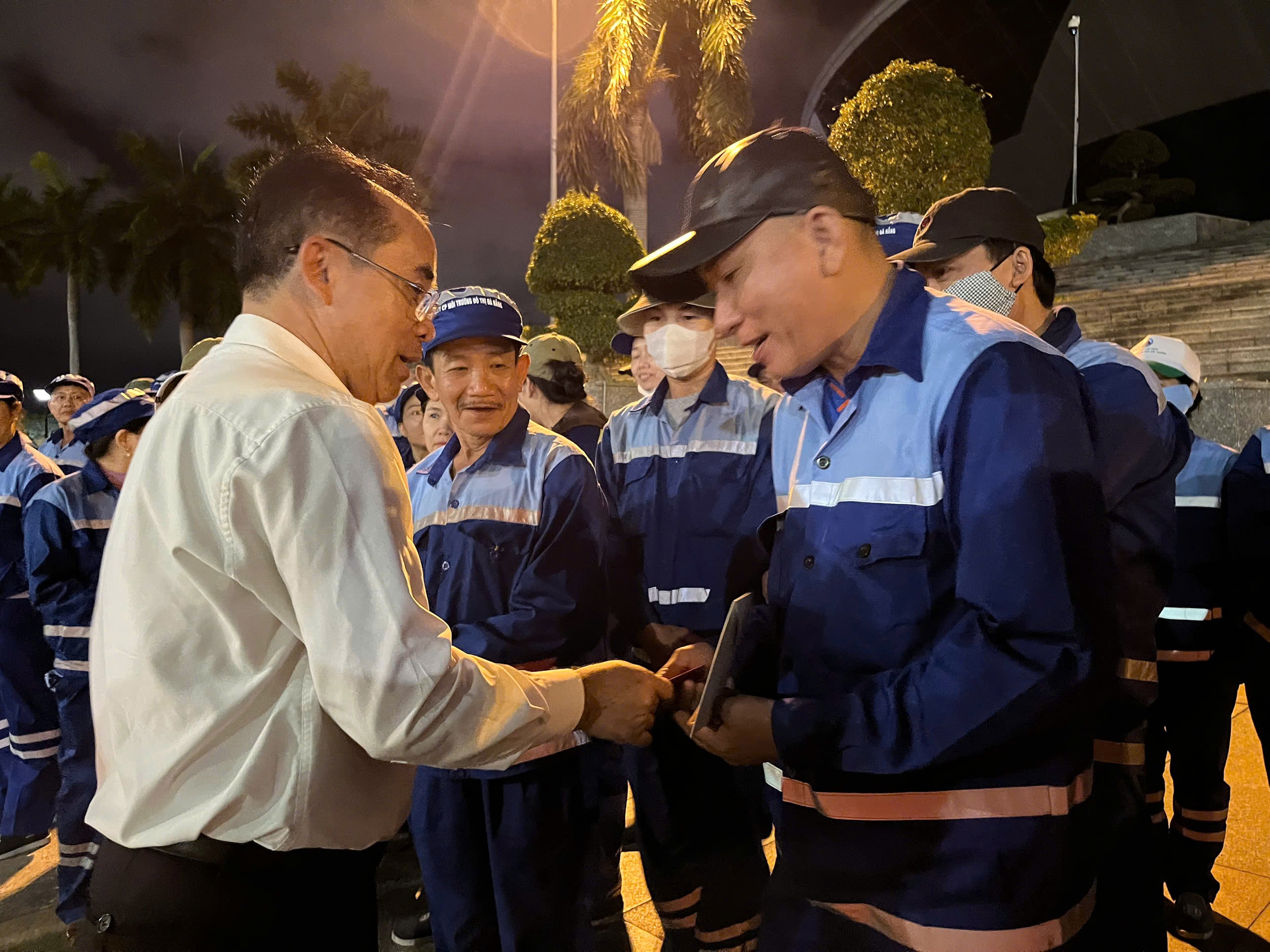 C&ocirc;ng nh&acirc;n m&ocirc;i trường lặng lẽ dọn r&aacute;c trước giao thừa: 'Thấy phố sạch, ch&uacute;ng t&ocirc;i ấm l&ograve;ng'- Ảnh 2.