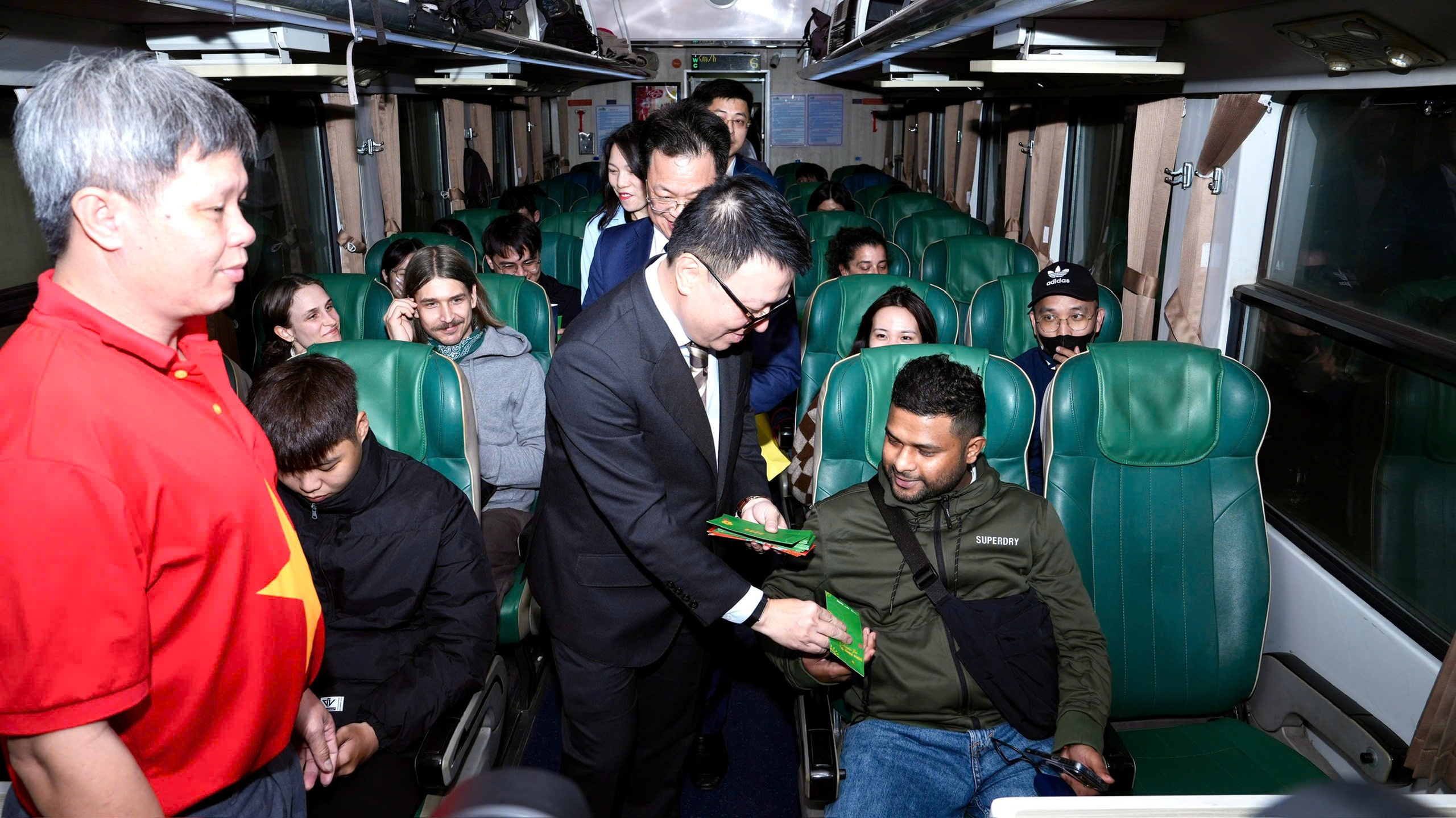 Chuyến tàu cuối cùng năm Ất Tỵ rời thủ đô - Ảnh 4.