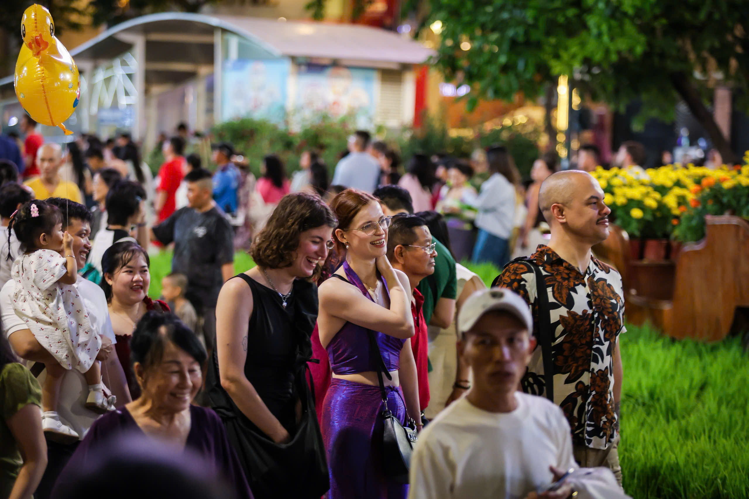 Khách Tây đón giao thừa ở trung tâm TP.HCM, chúc mừng năm mới người Việt - Ảnh 7.