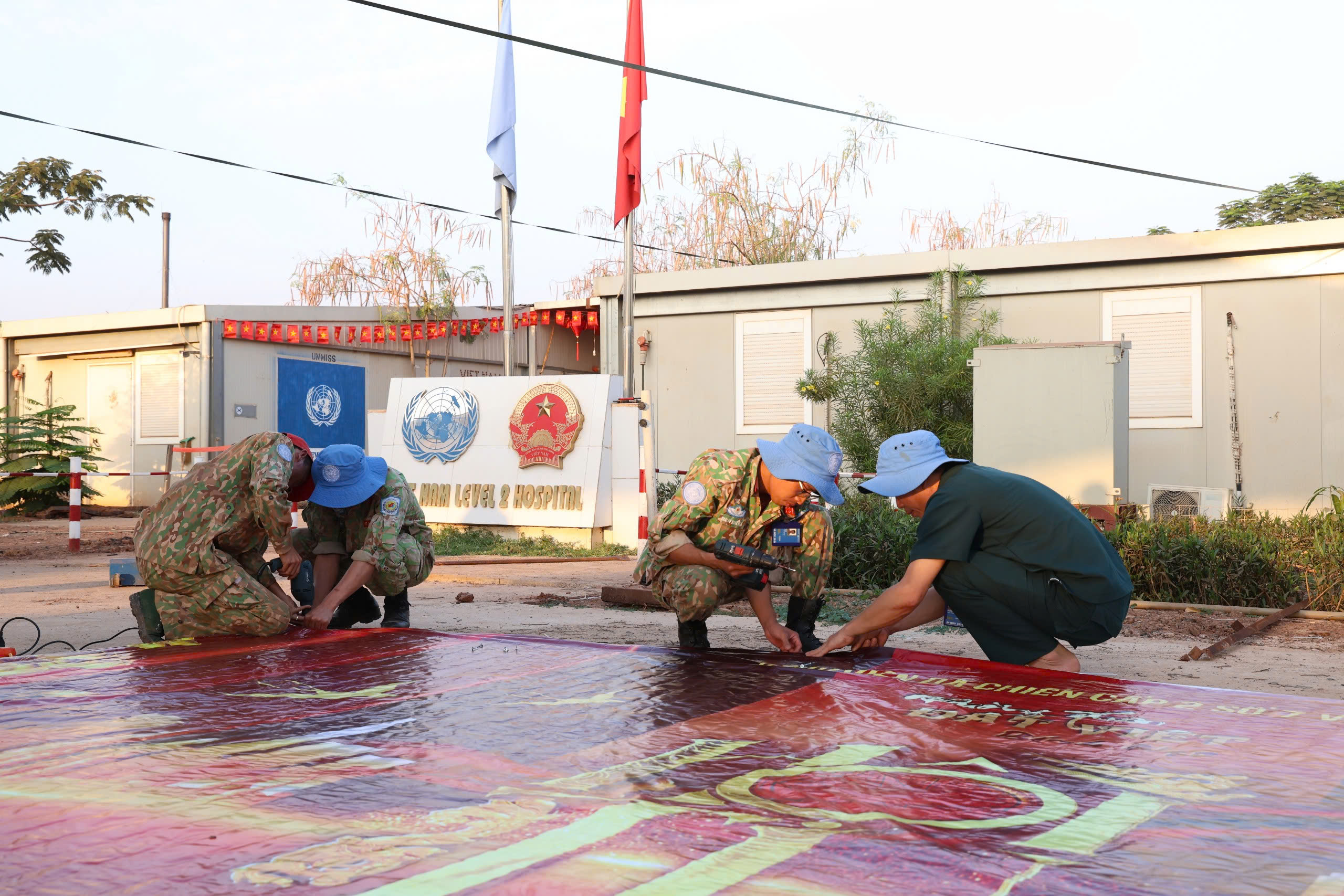 Tết Việt giữa ch&acirc;u Phi khiến bạn b&egrave; quốc tế m&ecirc; b&aacute;nh chưng, th&iacute;ch hoa đ&agrave;o- Ảnh 3.