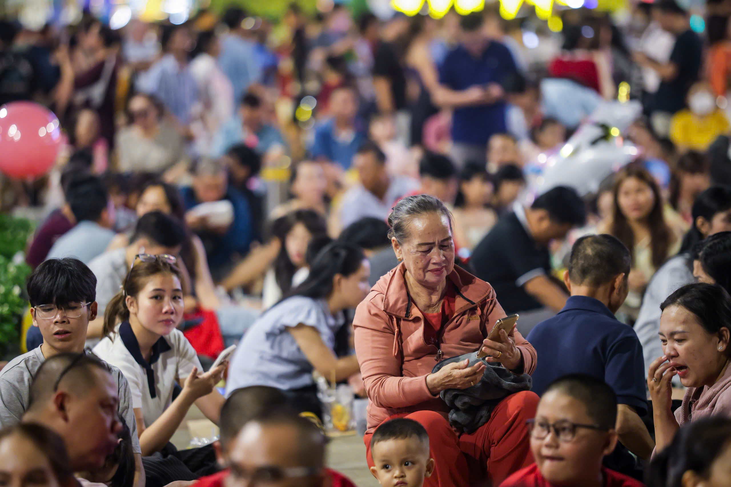 'Biển người' ở trung t&acirc;m TP.HCM chờ ngắm ph&aacute;o hoa giao thừa Tết B&iacute;nh Ngọ 2026 - Ảnh 10.