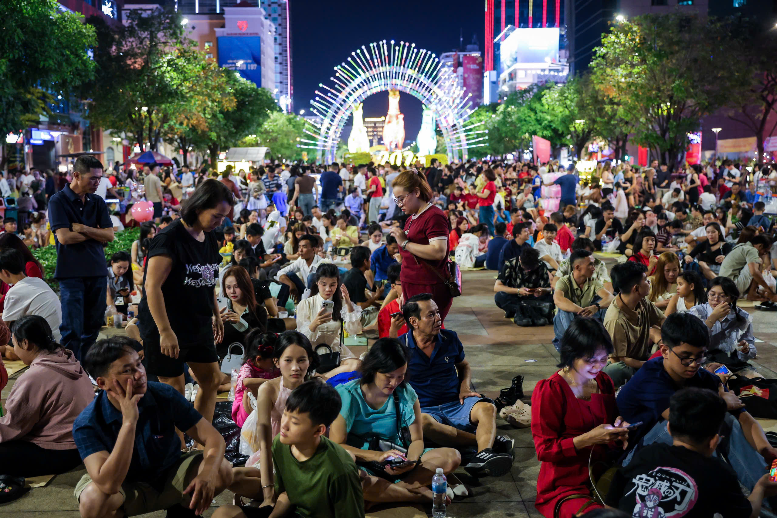 'Biển người' ở trung t&acirc;m TP.HCM chờ ngắm ph&aacute;o hoa giao thừa Tết B&iacute;nh Ngọ 2026 - Ảnh 7.