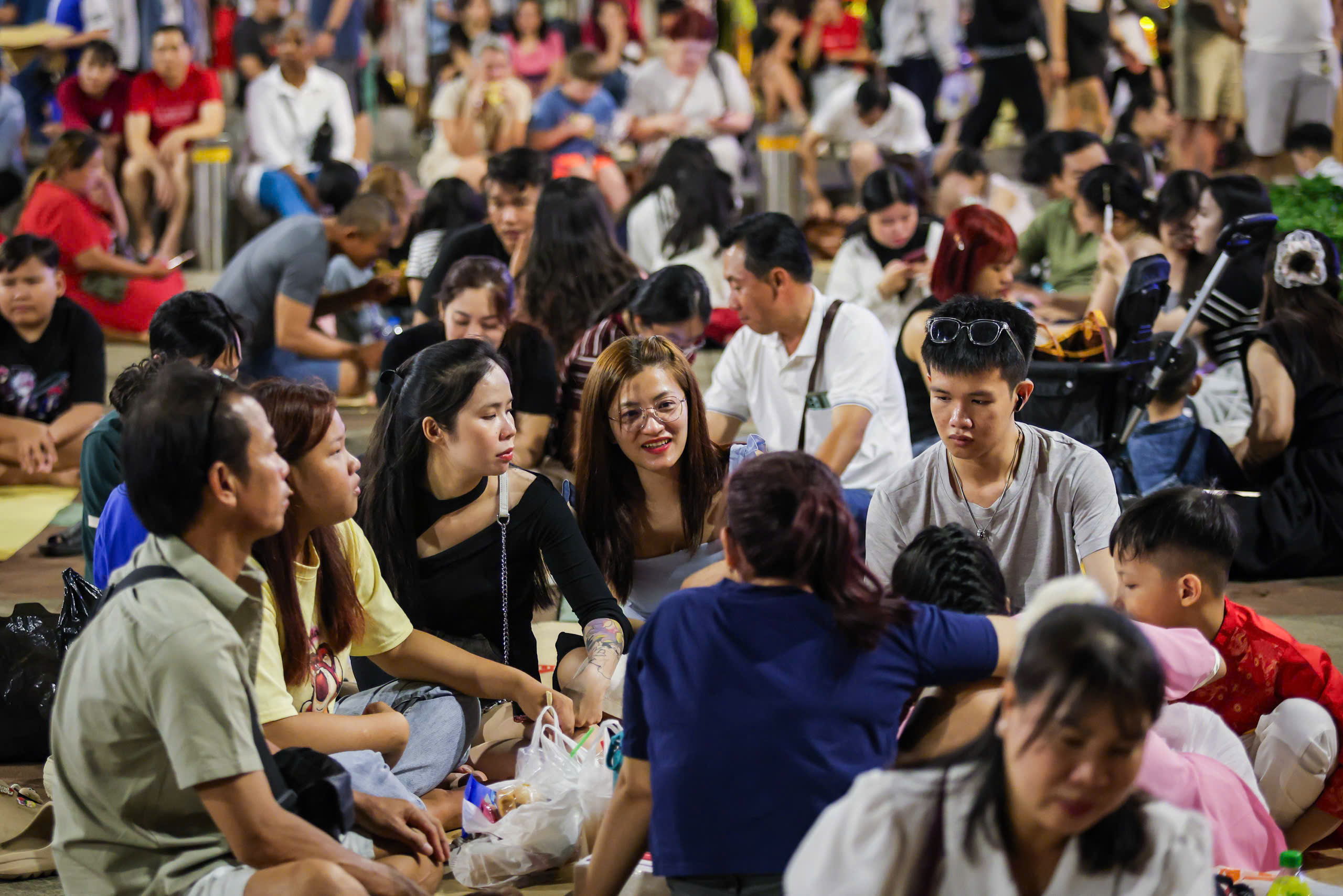 'Biển người' ở trung t&acirc;m TP.HCM chờ ngắm ph&aacute;o hoa giao thừa Tết B&iacute;nh Ngọ 2026 - Ảnh 1.