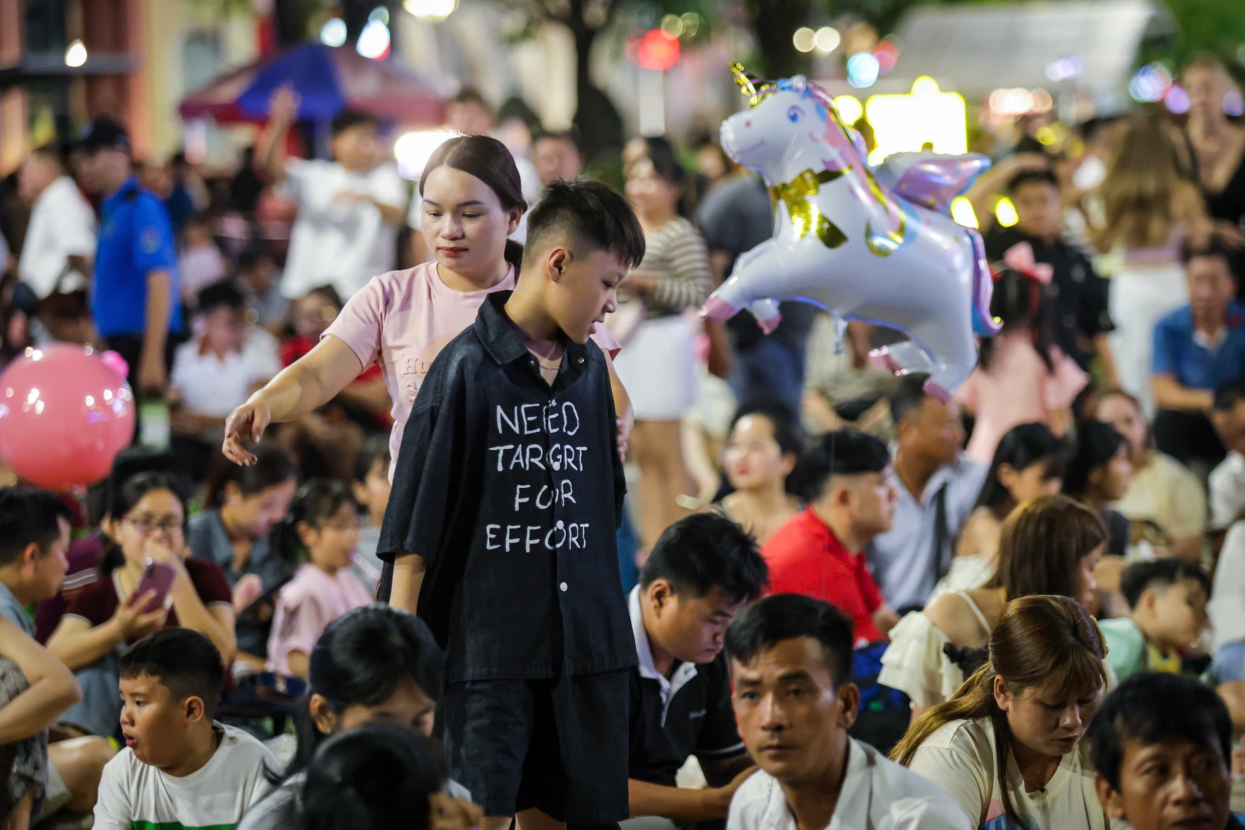 'Biển người' ở trung t&acirc;m TP.HCM chờ ngắm ph&aacute;o hoa giao thừa Tết B&iacute;nh Ngọ 2026 - Ảnh 6.