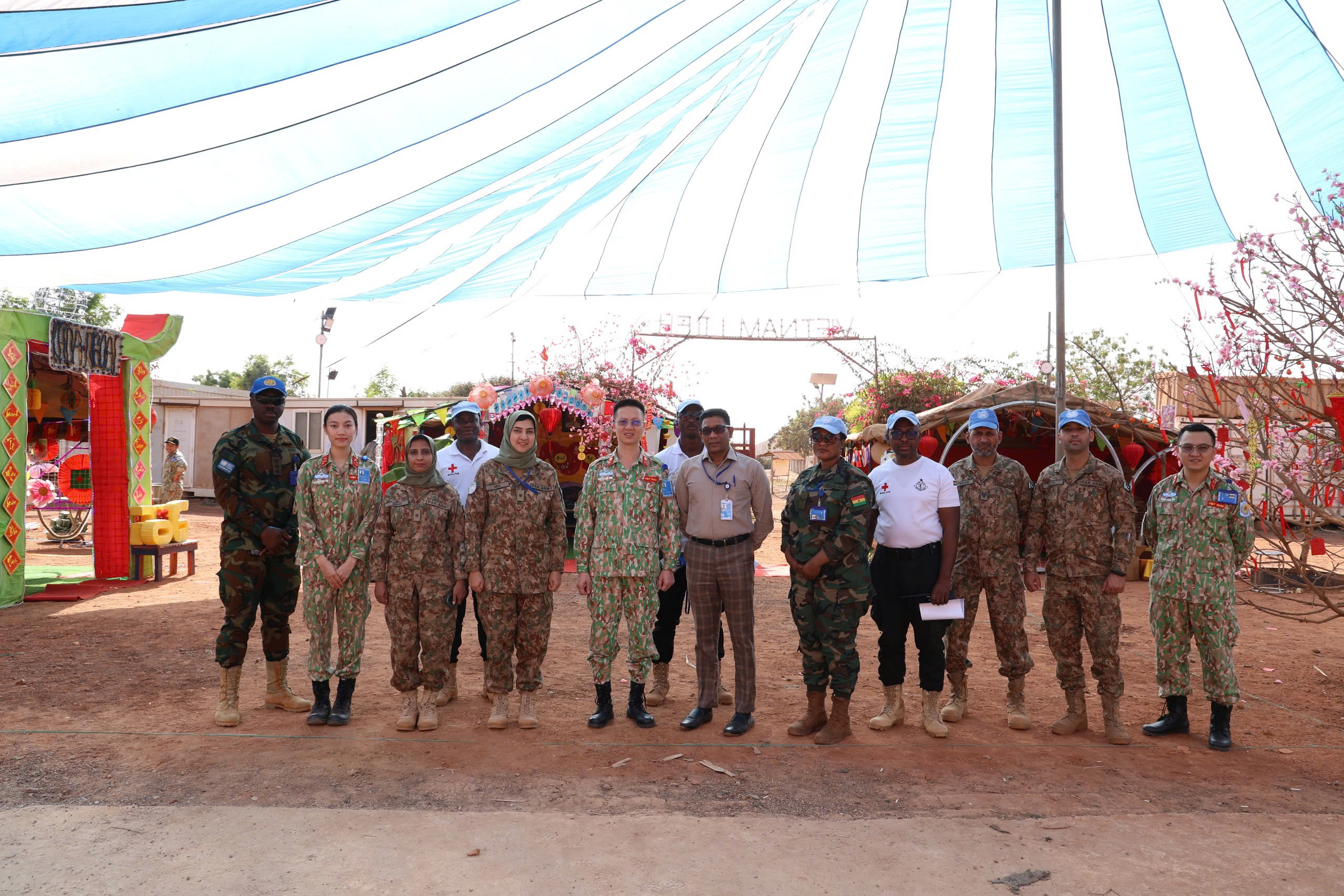 Tết Việt giữa ch&acirc;u Phi khiến bạn b&egrave; quốc tế m&ecirc; b&aacute;nh chưng, th&iacute;ch hoa đ&agrave;o- Ảnh 1.