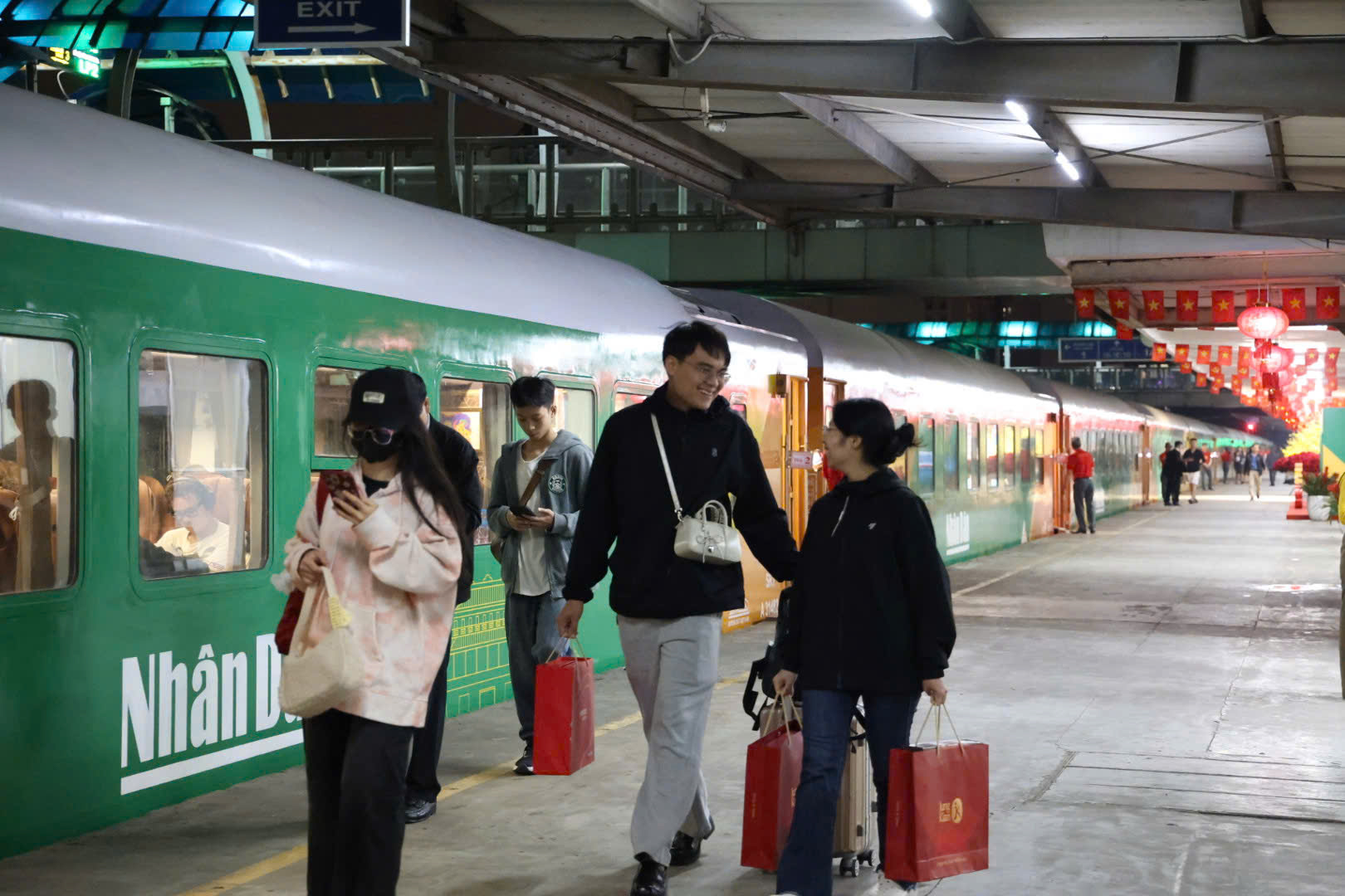 Chuyến tàu cuối cùng năm Ất Tỵ rời thủ đô - Ảnh 11.