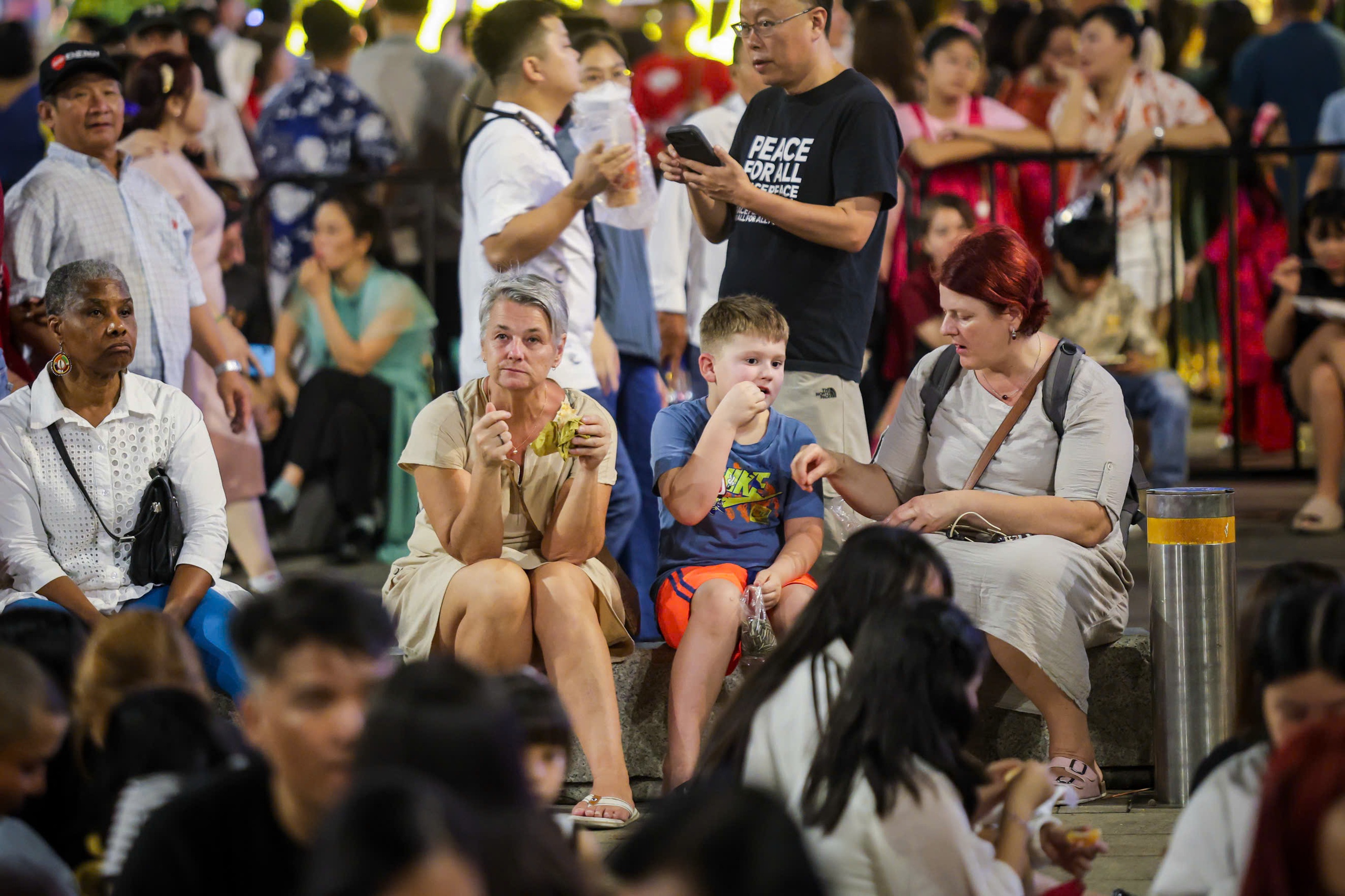 'Biển người' ở trung t&acirc;m TP.HCM chờ ngắm ph&aacute;o hoa giao thừa Tết B&iacute;nh Ngọ 2026 - Ảnh 5.