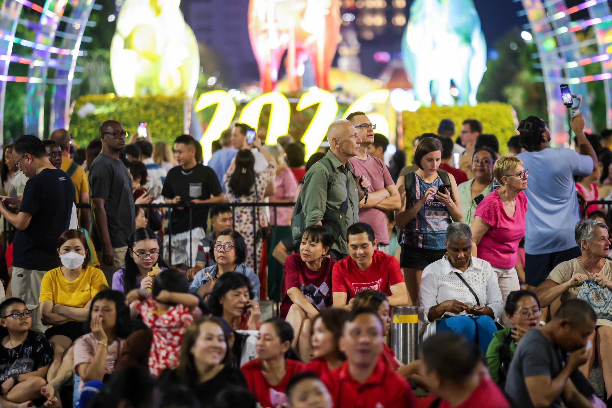'Biển người' ở trung t&acirc;m TP.HCM chờ ngắm ph&aacute;o hoa giao thừa Tết B&iacute;nh Ngọ 2026 - Ảnh 3.