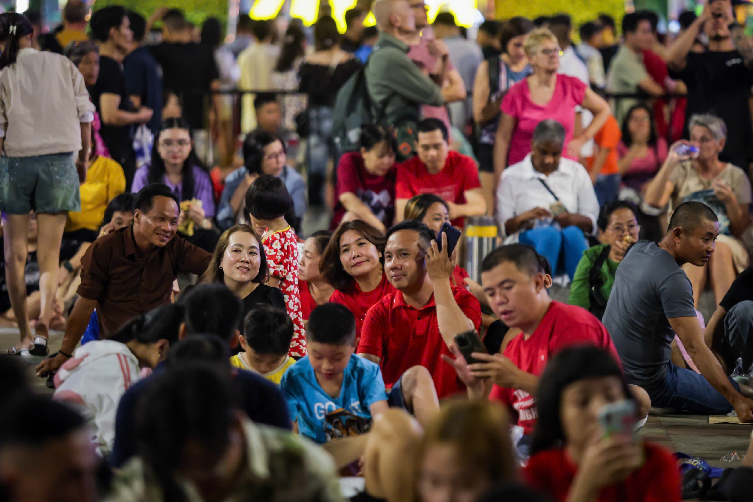 'Biển người' ở trung t&acirc;m TP.HCM chờ ngắm ph&aacute;o hoa giao thừa Tết B&iacute;nh Ngọ 2026 - Ảnh 2.