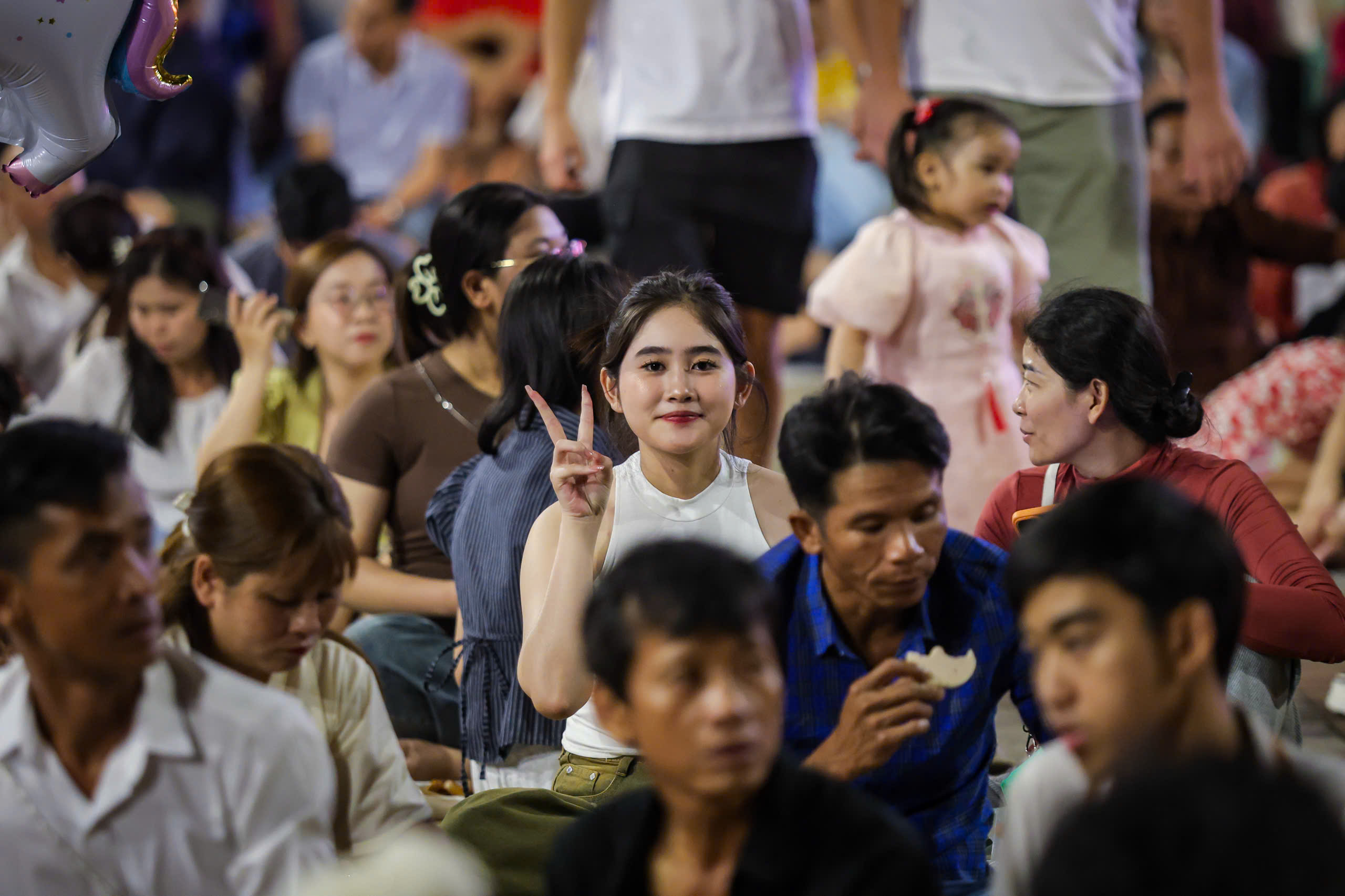 'Biển người' ở trung t&acirc;m TP.HCM chờ ngắm ph&aacute;o hoa giao thừa Tết B&iacute;nh Ngọ 2026 - Ảnh 8.