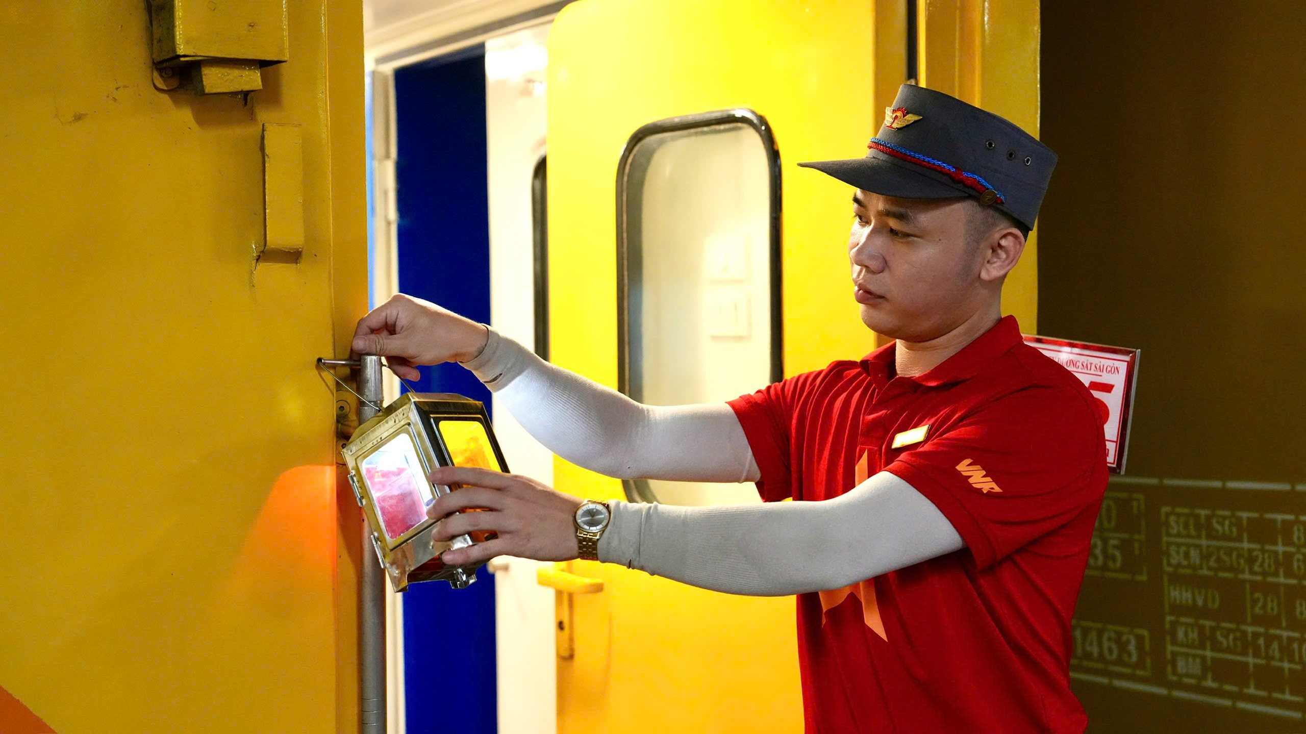 Chuyến tàu cuối cùng năm Ất Tỵ rời thủ đô - Ảnh 10.