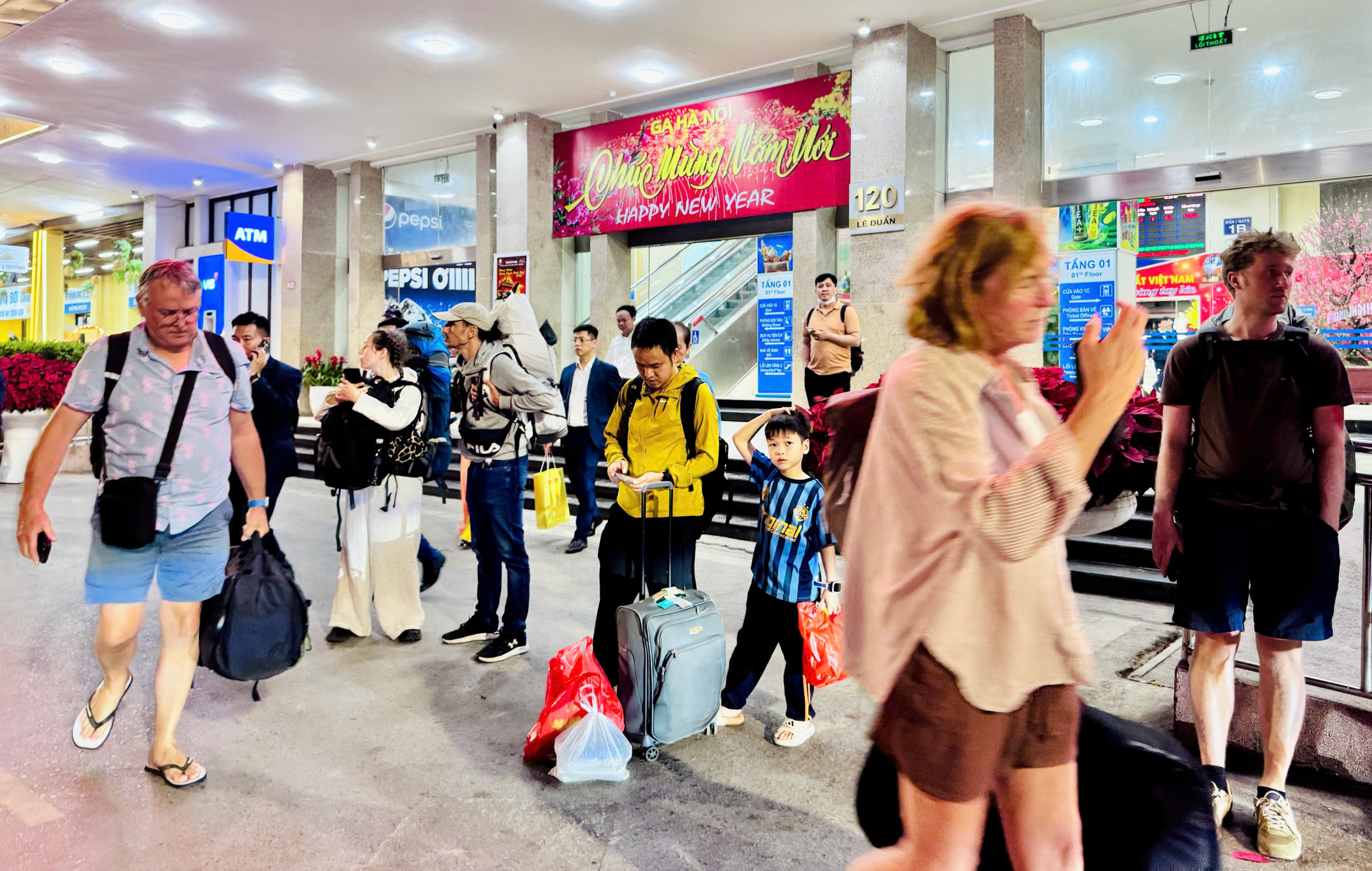 Chuyến tàu cuối cùng năm Ất Tỵ rời thủ đô - Ảnh 2.