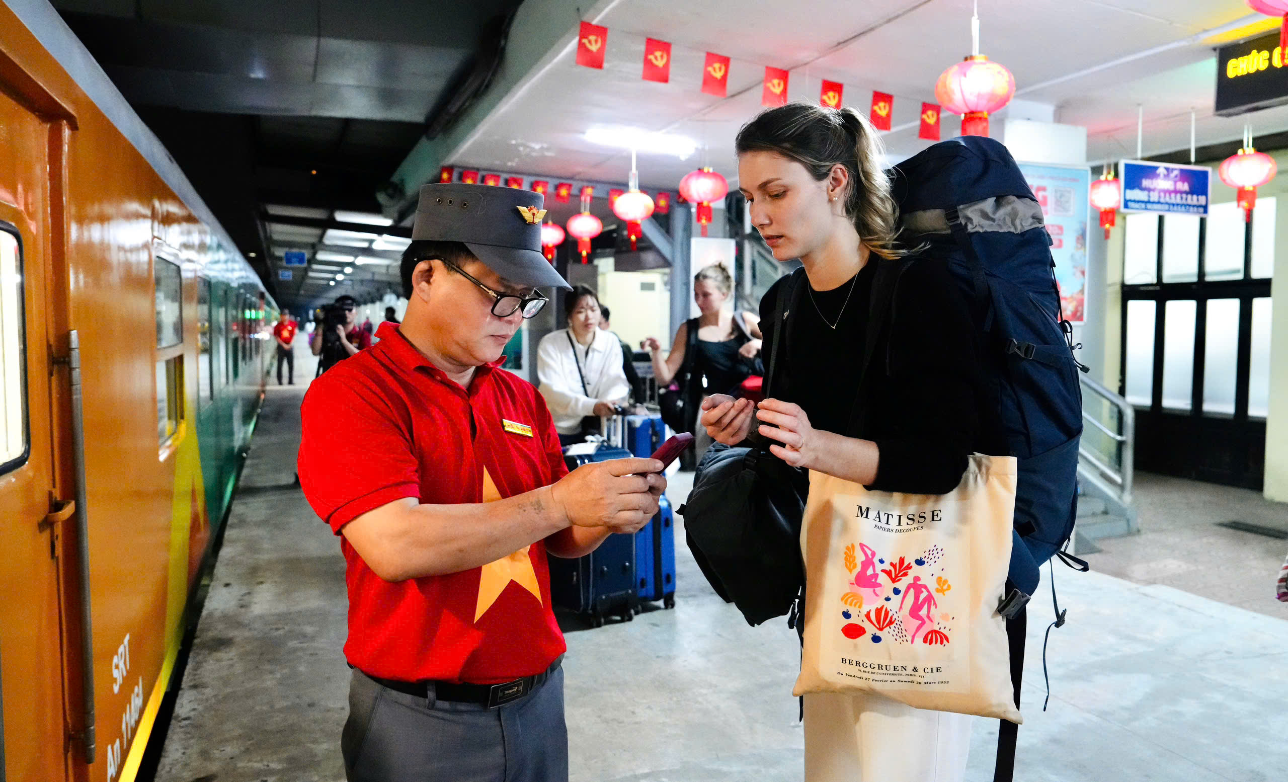 Chuyến tàu cuối cùng năm Ất Tỵ rời thủ đô - Ảnh 8.