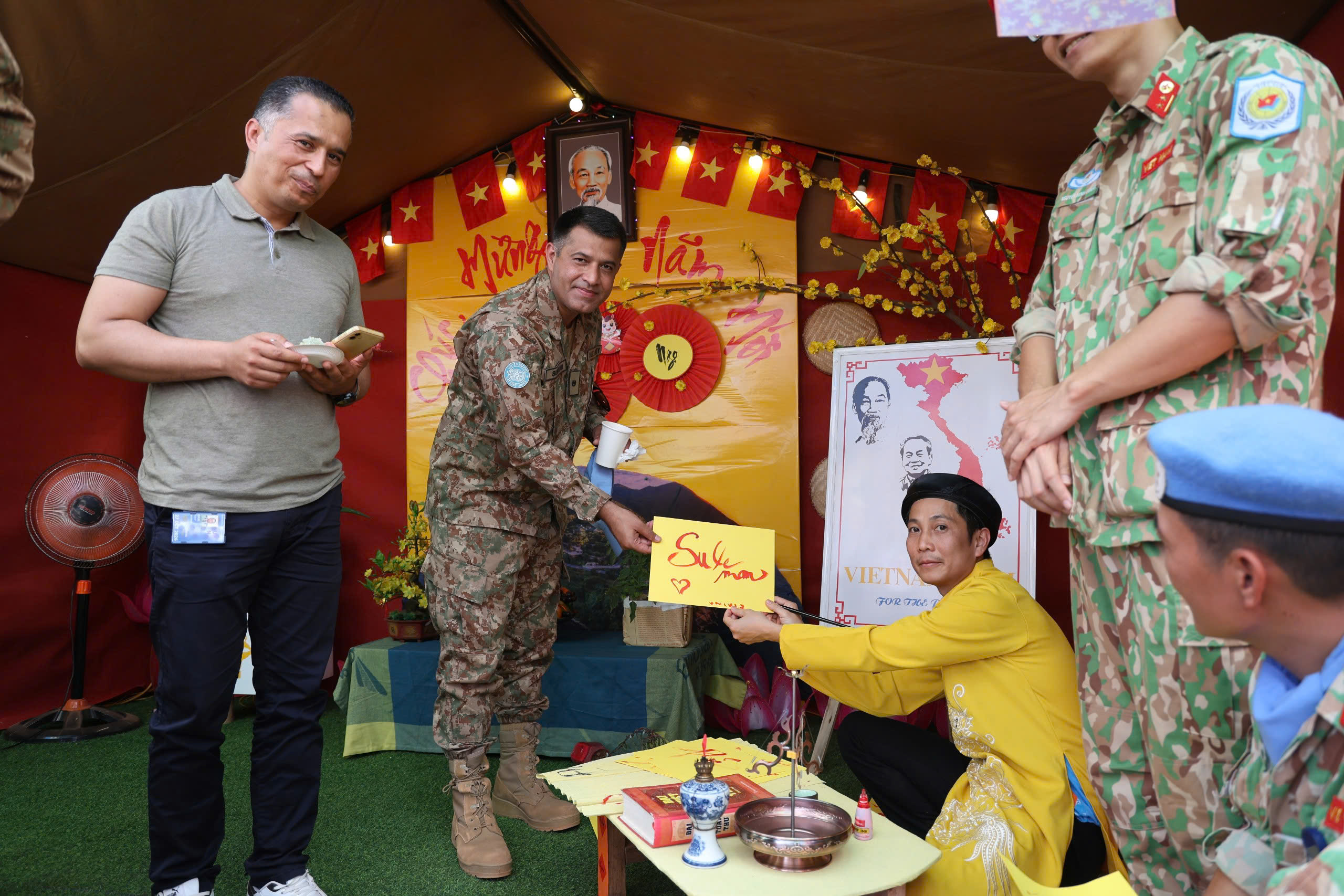 Tết Việt giữa ch&acirc;u Phi khiến bạn b&egrave; quốc tế m&ecirc; b&aacute;nh chưng, th&iacute;ch hoa đ&agrave;o- Ảnh 15.