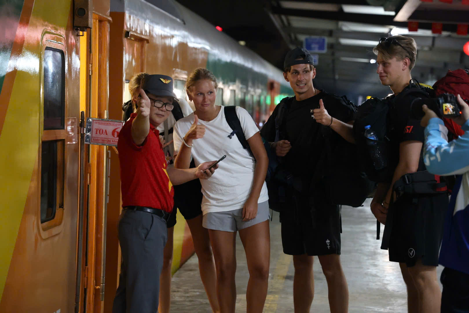 Chuyến tàu cuối cùng năm Ất Tỵ rời thủ đô - Ảnh 7.