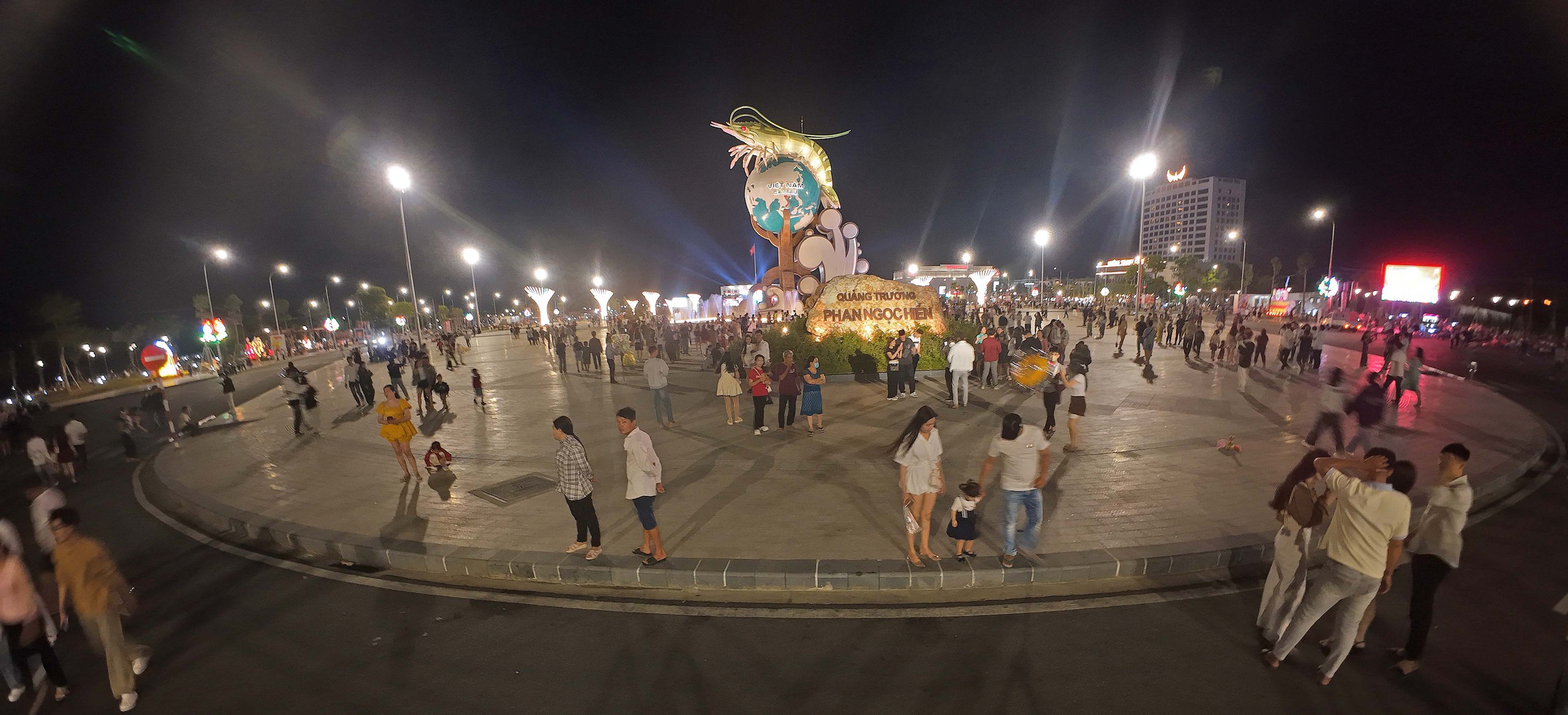 Cà Mau giao thừa quảng trường chật kín người, pháo hoa thắp niềm tin năm mới- Ảnh 1.