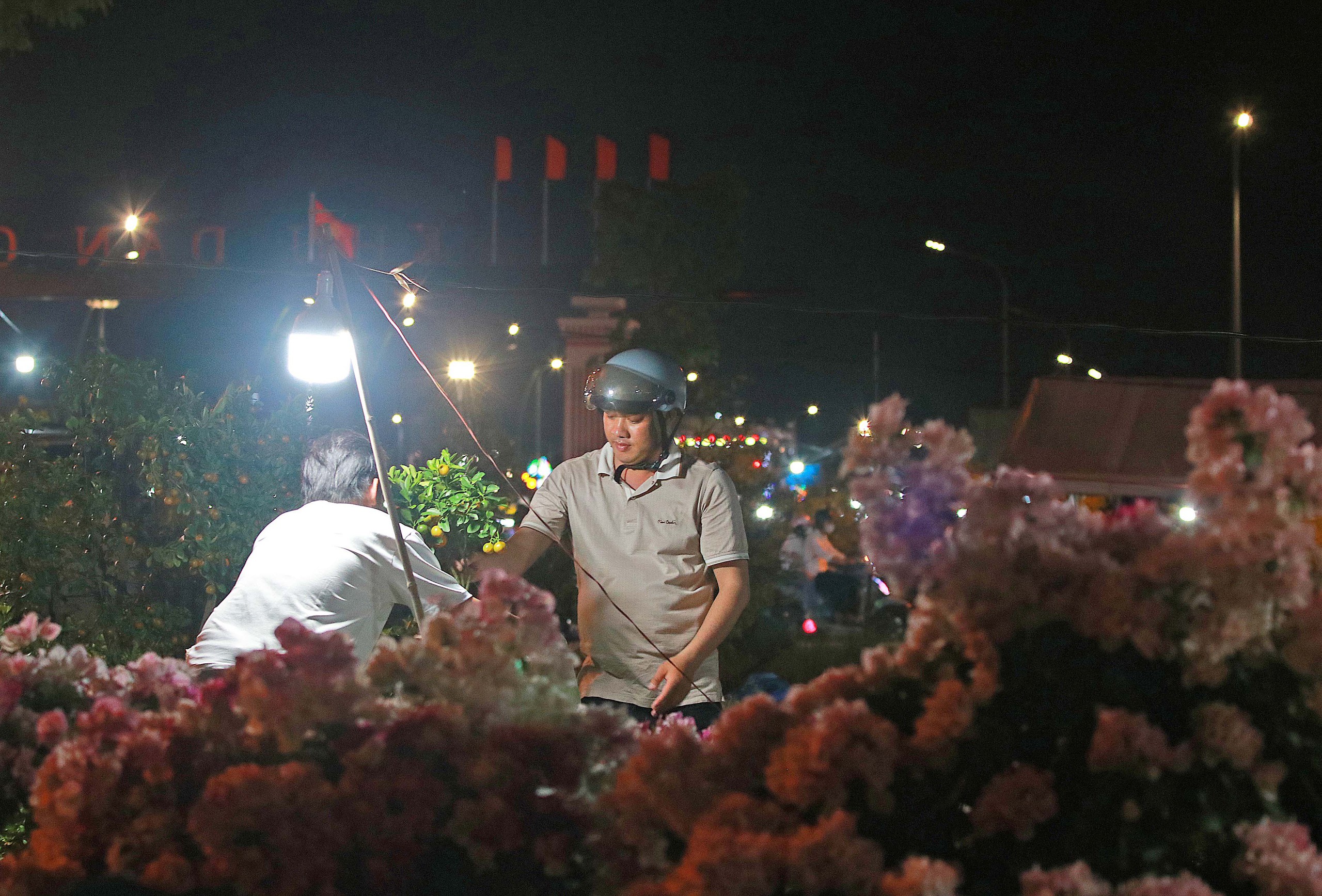 Cà Mau giao thừa quảng trường chật kín người, pháo hoa thắp niềm tin năm mới- Ảnh 4.