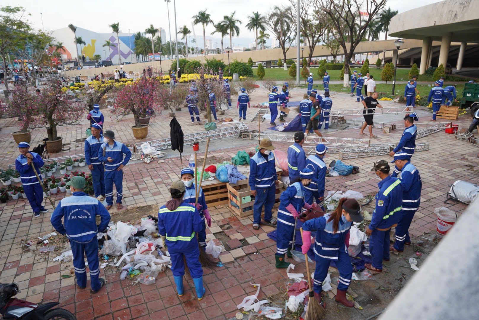 C&ocirc;ng nh&acirc;n m&ocirc;i trường lặng lẽ dọn r&aacute;c trước giao thừa: 'Thấy phố sạch, ch&uacute;ng t&ocirc;i ấm l&ograve;ng'- Ảnh 3.