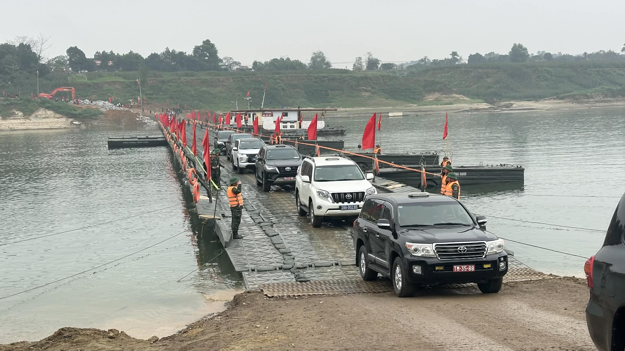 Người dân có cầu phao 'đón tết' sau nhiều tháng cầu Sông Lô hư hỏng- Ảnh 1.