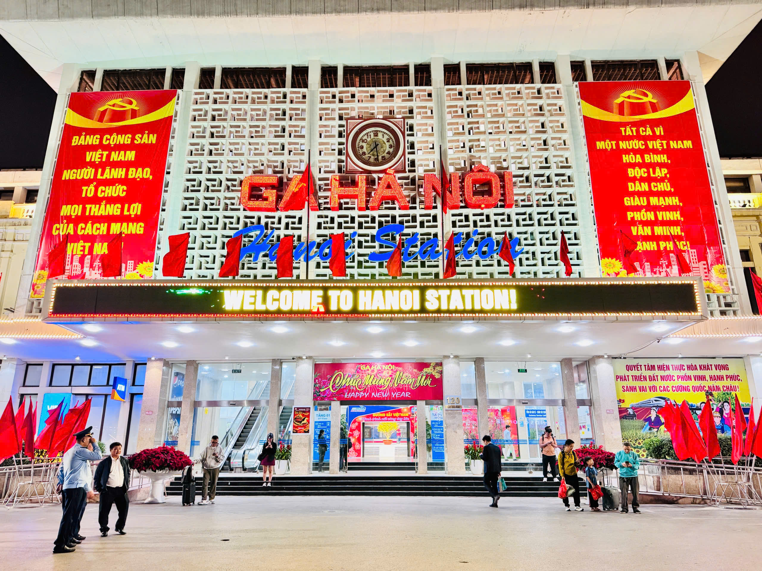 Chuyến tàu cuối cùng năm Ất Tỵ rời thủ đô - Ảnh 1.