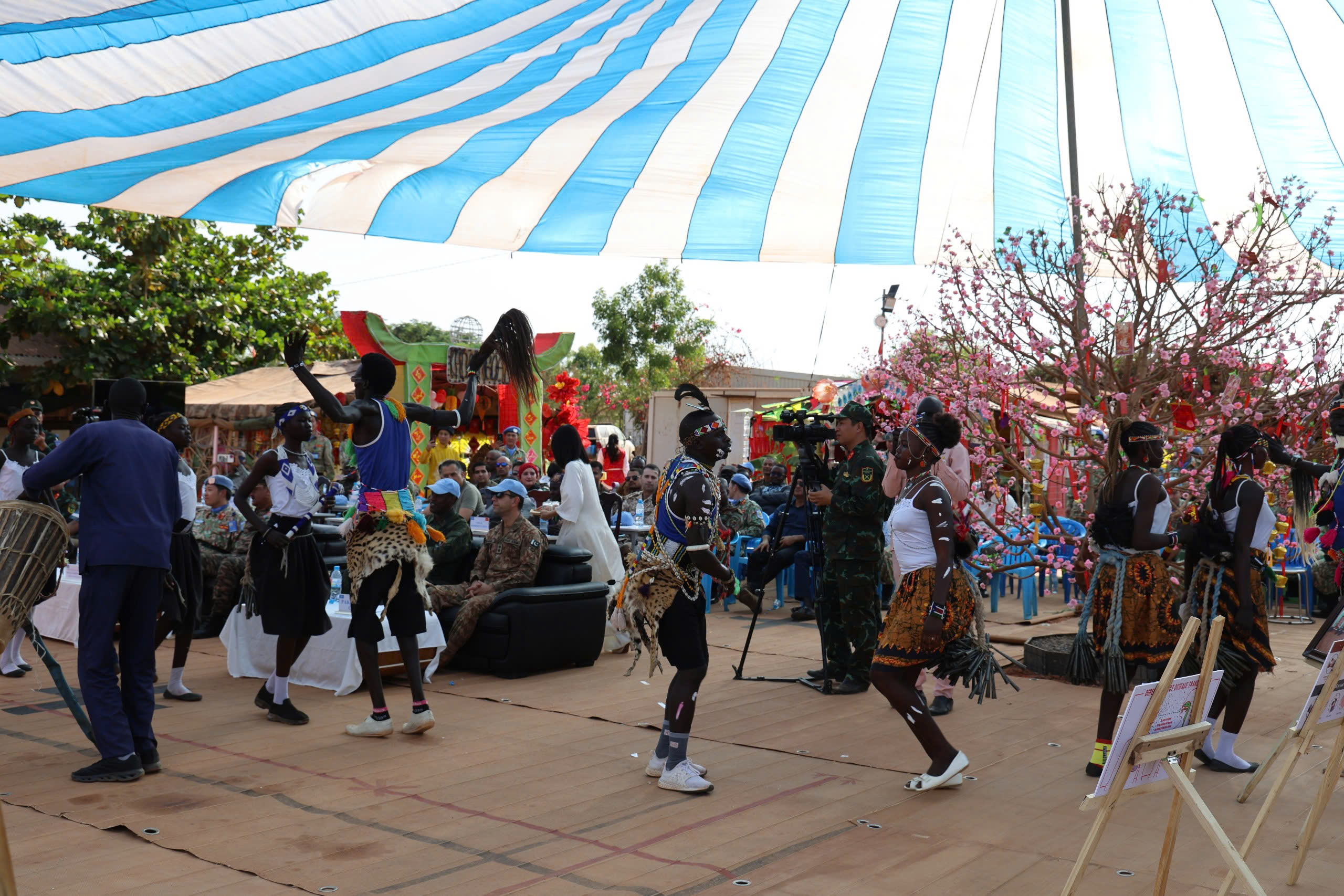 Tết Việt giữa ch&acirc;u Phi khiến bạn b&egrave; quốc tế m&ecirc; b&aacute;nh chưng, th&iacute;ch hoa đ&agrave;o- Ảnh 20.