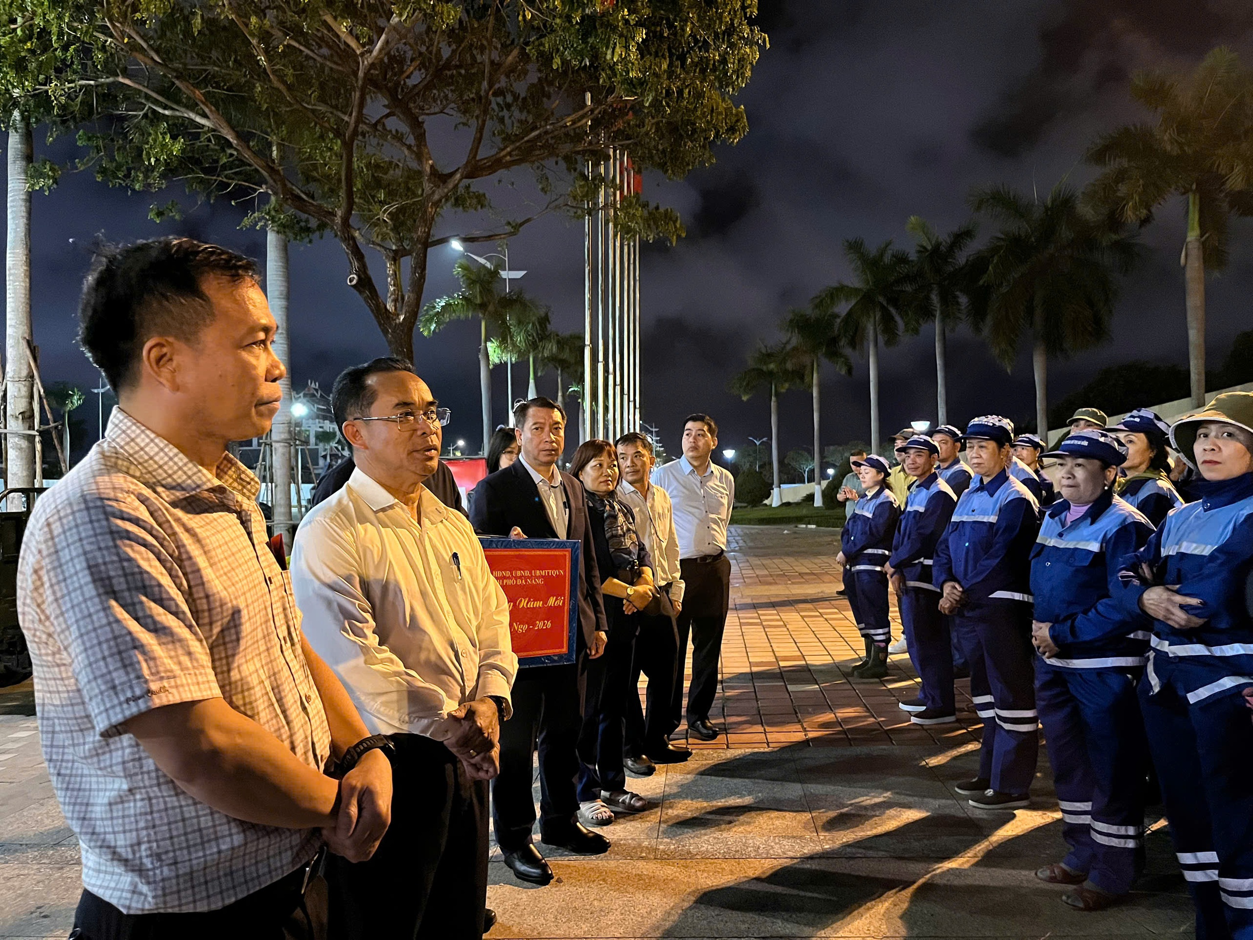 C&ocirc;ng nh&acirc;n m&ocirc;i trường lặng lẽ dọn r&aacute;c trước giao thừa: 'Thấy phố sạch, ch&uacute;ng t&ocirc;i ấm l&ograve;ng'- Ảnh 6.