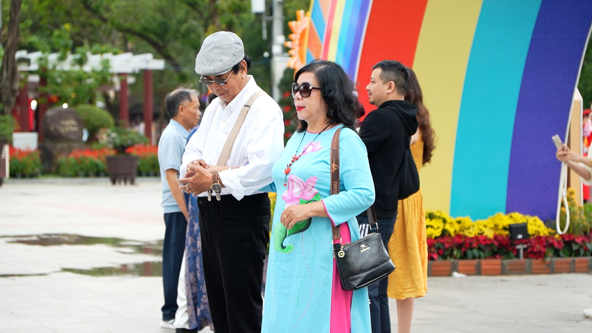 Người d&acirc;n xứ Huế du xu&acirc;n sớm, rộn r&agrave;ng sắc &aacute;o d&agrave;i ng&agrave;y cuối năm - Ảnh 1.