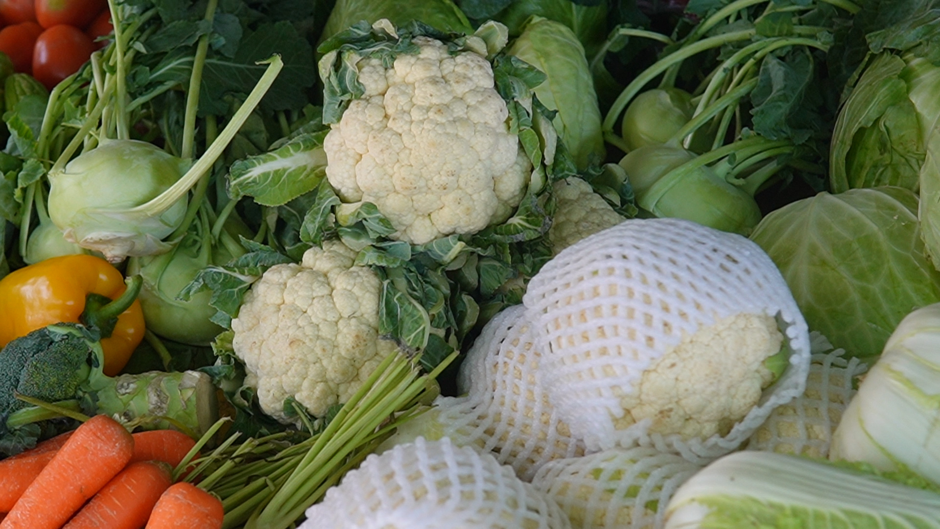 Chợ tết TP.HCM 2 nửa buồn vui trước giờ giao thừa: Mong b&aacute;n hết sớm dọn h&agrave;ng nghỉ ngơi - Ảnh 4.