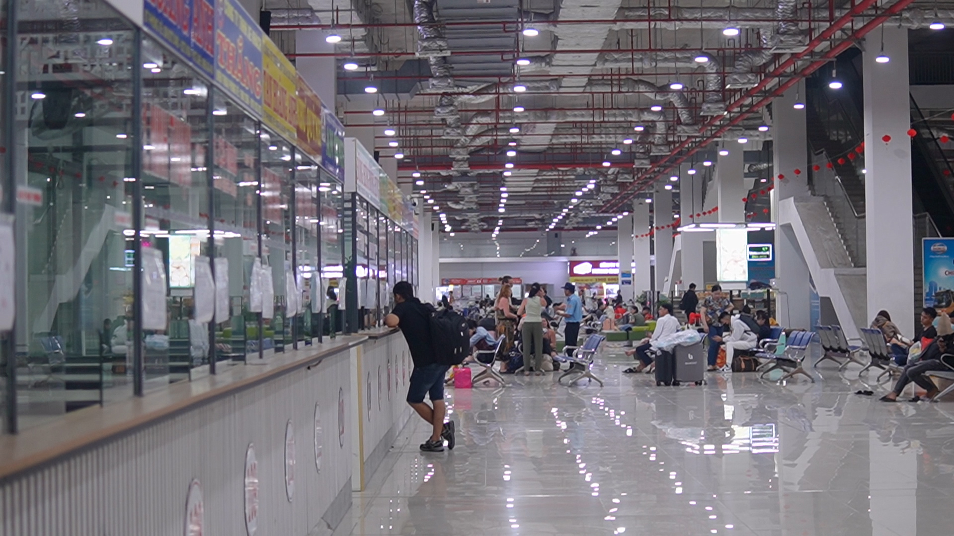 Đ&ecirc;m 28 tết tại Bến xe Miền Đ&ocirc;ng mới: Người về qu&ecirc; ph&uacute;t ch&oacute;t, kh&aacute;ch quốc tế h&aacute;o hức đ&oacute;n tết Việt - Ảnh 1.