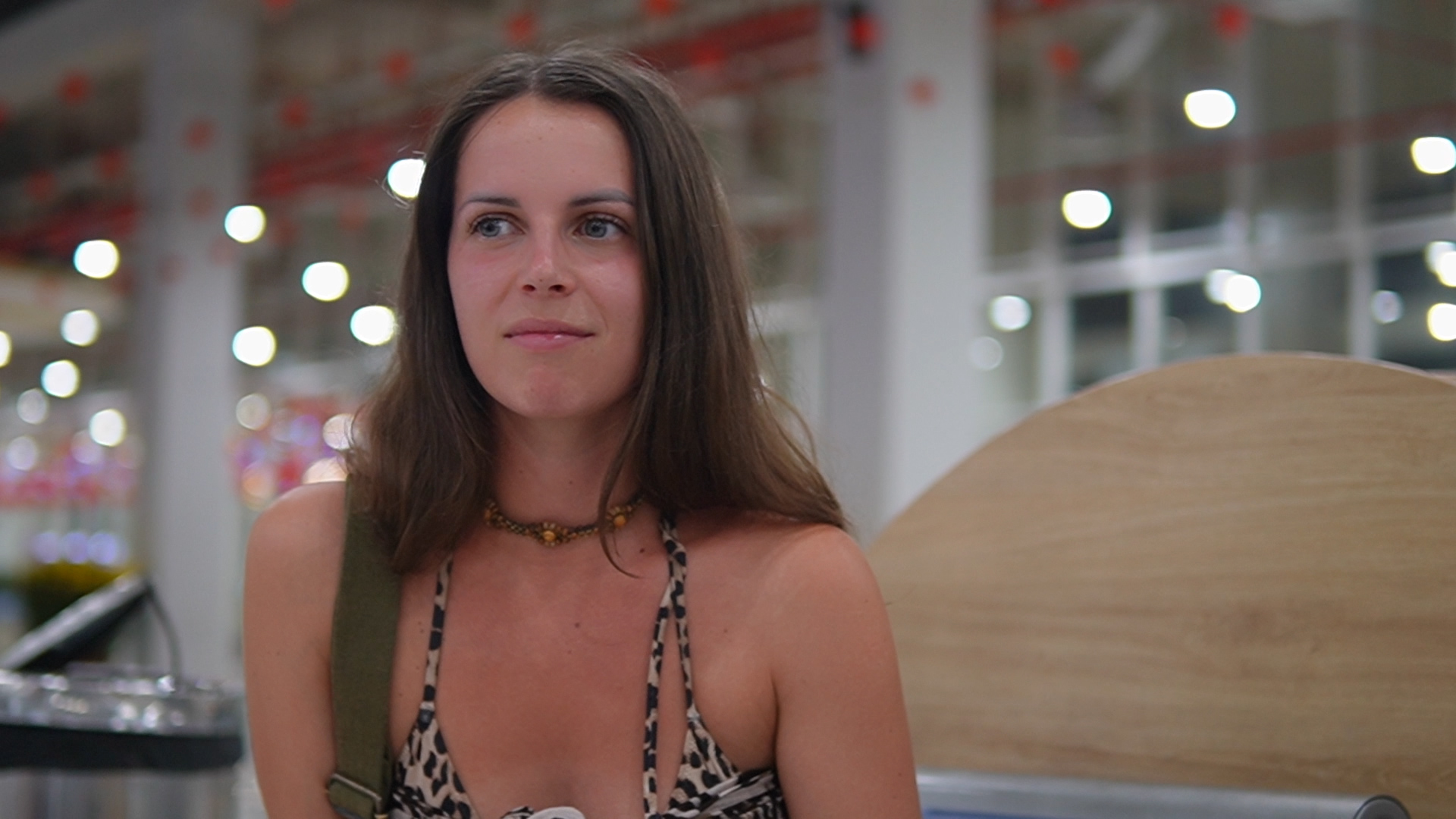 Đ&ecirc;m 28 tết tại Bến xe Miền Đ&ocirc;ng mới: Người về qu&ecirc; ph&uacute;t ch&oacute;t, kh&aacute;ch quốc tế h&aacute;o hức đ&oacute;n tết Việt - Ảnh 3.